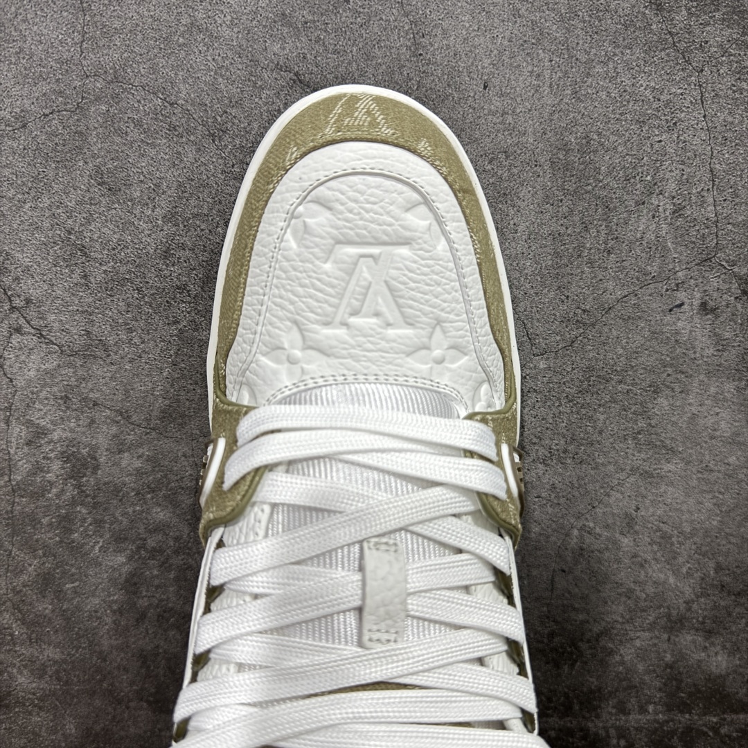 图片[5]-【广东纯原版本】LV TARINE路易威登 驴牌 L家 绿白牛仔情侣款 休闲 运动鞋 滑板鞋 原版购入开发 路易威登 x Tyler 合作系列推出 LV Trainer 运动鞋，延续 Virgil Abloh 基于复古篮球鞋创作的经典设计。牛皮革鞋面融入 Craggy Monogram 压纹和路易威登标识，展现 Tyler 对 Monogram 图案和品牌元素的趣味重构 配送专柜精美包装🛍📦 ▪️面料： 原版定制头层牛皮 ▪️内里： 原版定制透气网里 ▪️大底： 原版开模双色TPU组合大底 ▪️底厚： 3CM ▪️尺码：35-46-选品中心
