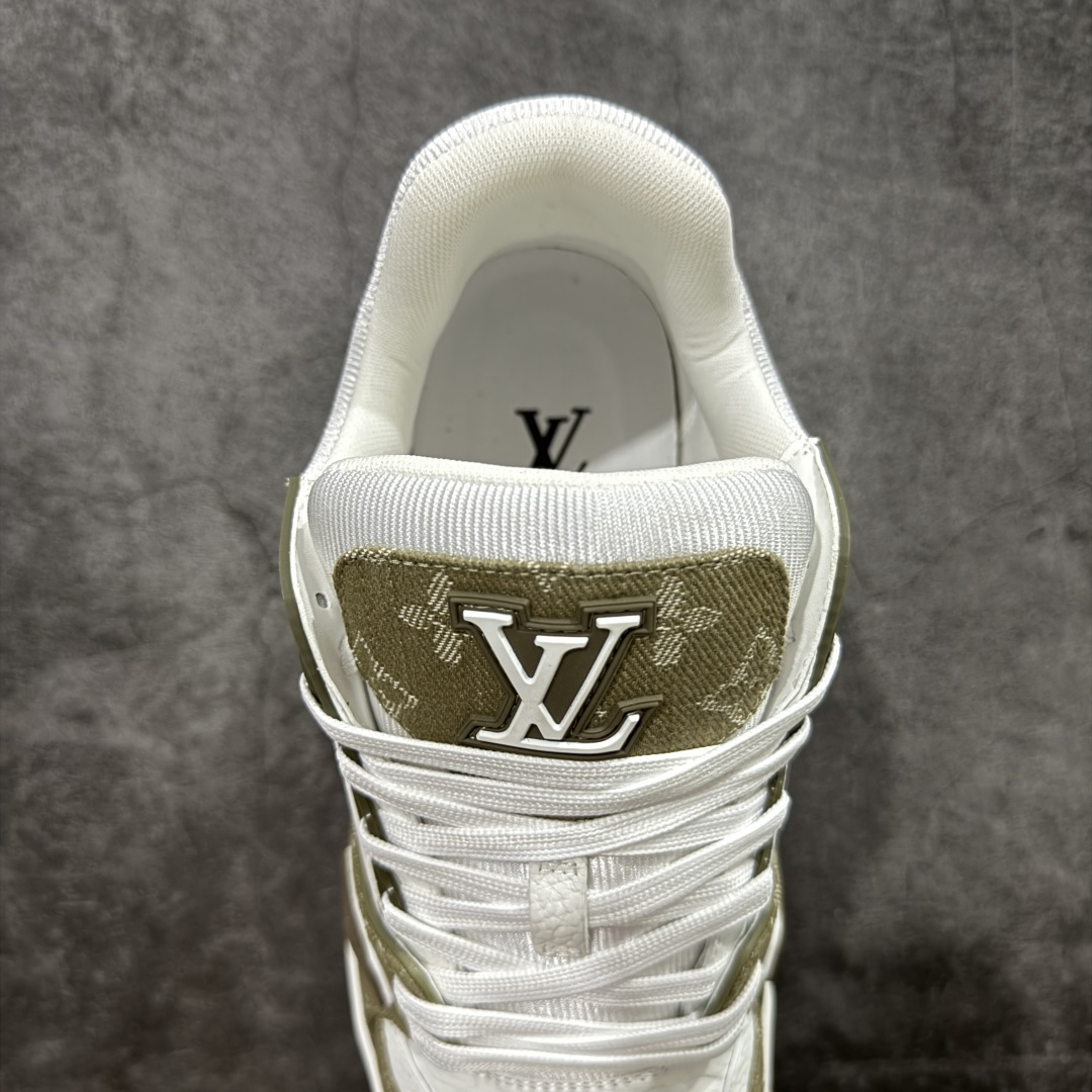 图片[8]-【广东纯原版本】LV TARINE路易威登 驴牌 L家 绿白牛仔情侣款 休闲 运动鞋 滑板鞋 原版购入开发 路易威登 x Tyler 合作系列推出 LV Trainer 运动鞋，延续 Virgil Abloh 基于复古篮球鞋创作的经典设计。牛皮革鞋面融入 Craggy Monogram 压纹和路易威登标识，展现 Tyler 对 Monogram 图案和品牌元素的趣味重构 配送专柜精美包装🛍📦 ▪️面料： 原版定制头层牛皮 ▪️内里： 原版定制透气网里 ▪️大底： 原版开模双色TPU组合大底 ▪️底厚： 3CM ▪️尺码：35-46-选品中心
