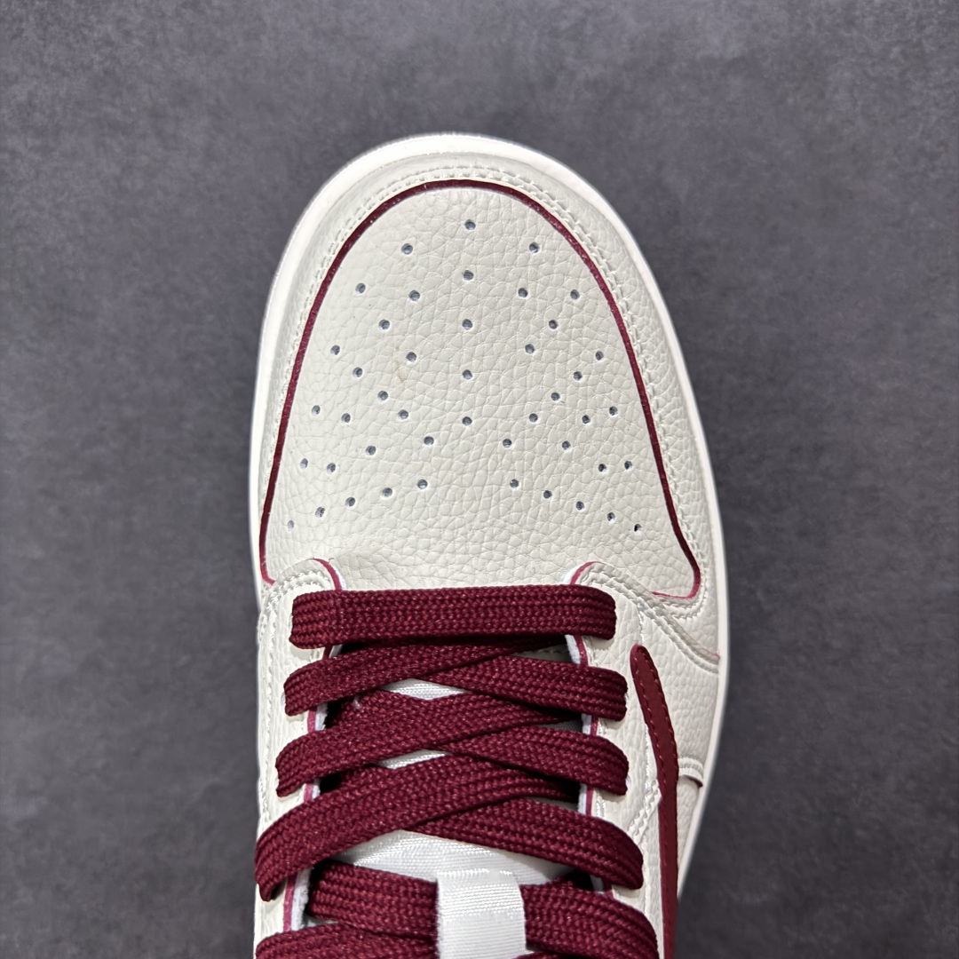 图片[8]-【定制版】Travis Scott x Fragment Design x Air Jordan 1 Low OG SP AJ1 闪电联名 低帮文化休闲板鞋 LK1099-066  #多方联名合作融合了Travis Scott 独特的音乐风格，藤原浩个性的设计风格以及Jordan品牌的经典元素 使其成为一双具有独特身份和价值的鞋子 清新而立体的外观加上联名标识更突出了其独特身份 这种配色方案显示出活力和时尚感 在视觉上引人注目 鞋身的质感和细腻的细节处理使其显得高端而格调十足 这款“倒钩”联名是设计与创意完美结合 融合多方的个性风格是一款备受瞩目的潮流鞋款  尺码：36 36.5 37.5 38 38.5 39 40 40.5 41 42 42.5 43 44 44.5 45-选品中心