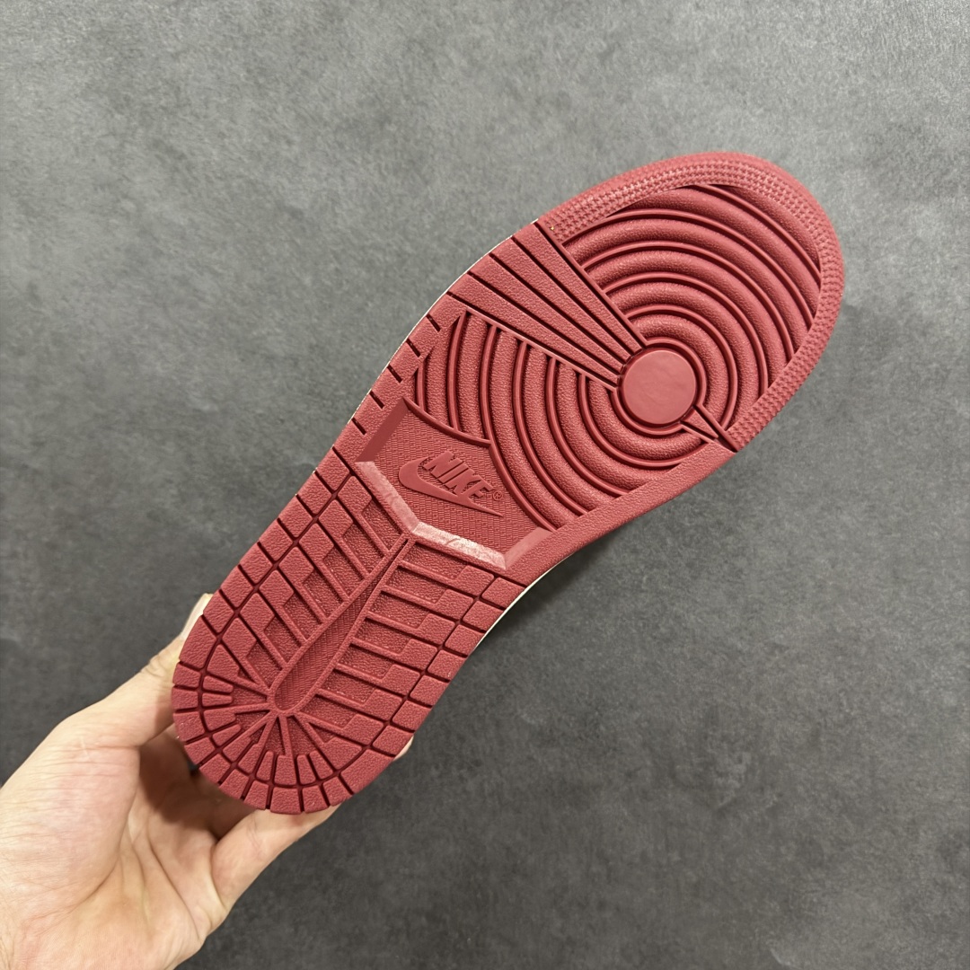 图片[9]-【定制版】Travis Scott x Fragment Design x Air Jordan 1 Low OG SP AJ1 闪电联名 低帮文化休闲板鞋 LK1099-066  #多方联名合作融合了Travis Scott 独特的音乐风格，藤原浩个性的设计风格以及Jordan品牌的经典元素 使其成为一双具有独特身份和价值的鞋子 清新而立体的外观加上联名标识更突出了其独特身份 这种配色方案显示出活力和时尚感 在视觉上引人注目 鞋身的质感和细腻的细节处理使其显得高端而格调十足 这款“倒钩”联名是设计与创意完美结合 融合多方的个性风格是一款备受瞩目的潮流鞋款  尺码：36 36.5 37.5 38 38.5 39 40 40.5 41 42 42.5 43 44 44.5 45-选品中心