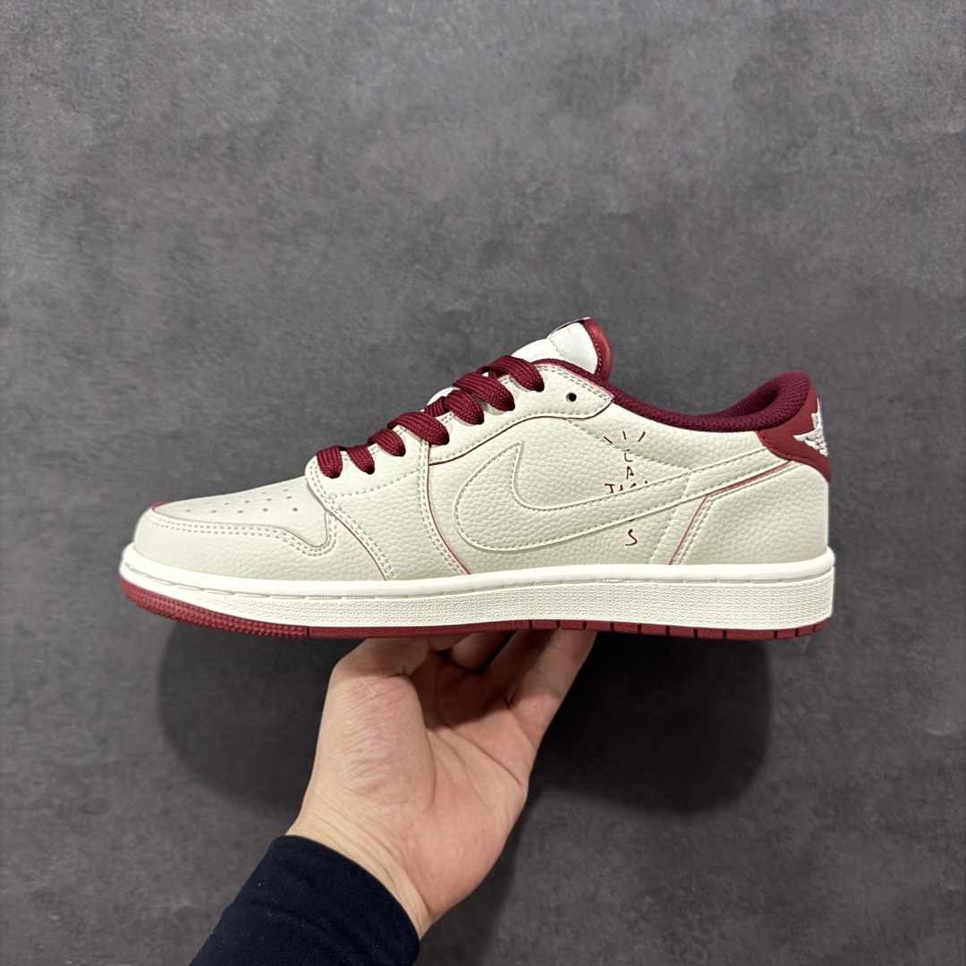 图片[2]-【定制版】Travis Scott x Fragment Design x Air Jordan 1 Low OG SP AJ1 闪电联名 低帮文化休闲板鞋 LK1099-066  #多方联名合作融合了Travis Scott 独特的音乐风格，藤原浩个性的设计风格以及Jordan品牌的经典元素 使其成为一双具有独特身份和价值的鞋子 清新而立体的外观加上联名标识更突出了其独特身份 这种配色方案显示出活力和时尚感 在视觉上引人注目 鞋身的质感和细腻的细节处理使其显得高端而格调十足 这款“倒钩”联名是设计与创意完美结合 融合多方的个性风格是一款备受瞩目的潮流鞋款  尺码：36 36.5 37.5 38 38.5 39 40 40.5 41 42 42.5 43 44 44.5 45-选品中心