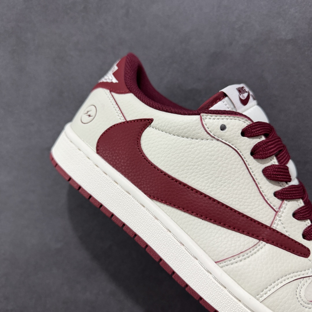 图片[6]-【定制版】Travis Scott x Fragment Design x Air Jordan 1 Low OG SP AJ1 闪电联名 低帮文化休闲板鞋 LK1099-066  #多方联名合作融合了Travis Scott 独特的音乐风格，藤原浩个性的设计风格以及Jordan品牌的经典元素 使其成为一双具有独特身份和价值的鞋子 清新而立体的外观加上联名标识更突出了其独特身份 这种配色方案显示出活力和时尚感 在视觉上引人注目 鞋身的质感和细腻的细节处理使其显得高端而格调十足 这款“倒钩”联名是设计与创意完美结合 融合多方的个性风格是一款备受瞩目的潮流鞋款  尺码：36 36.5 37.5 38 38.5 39 40 40.5 41 42 42.5 43 44 44.5 45-选品中心