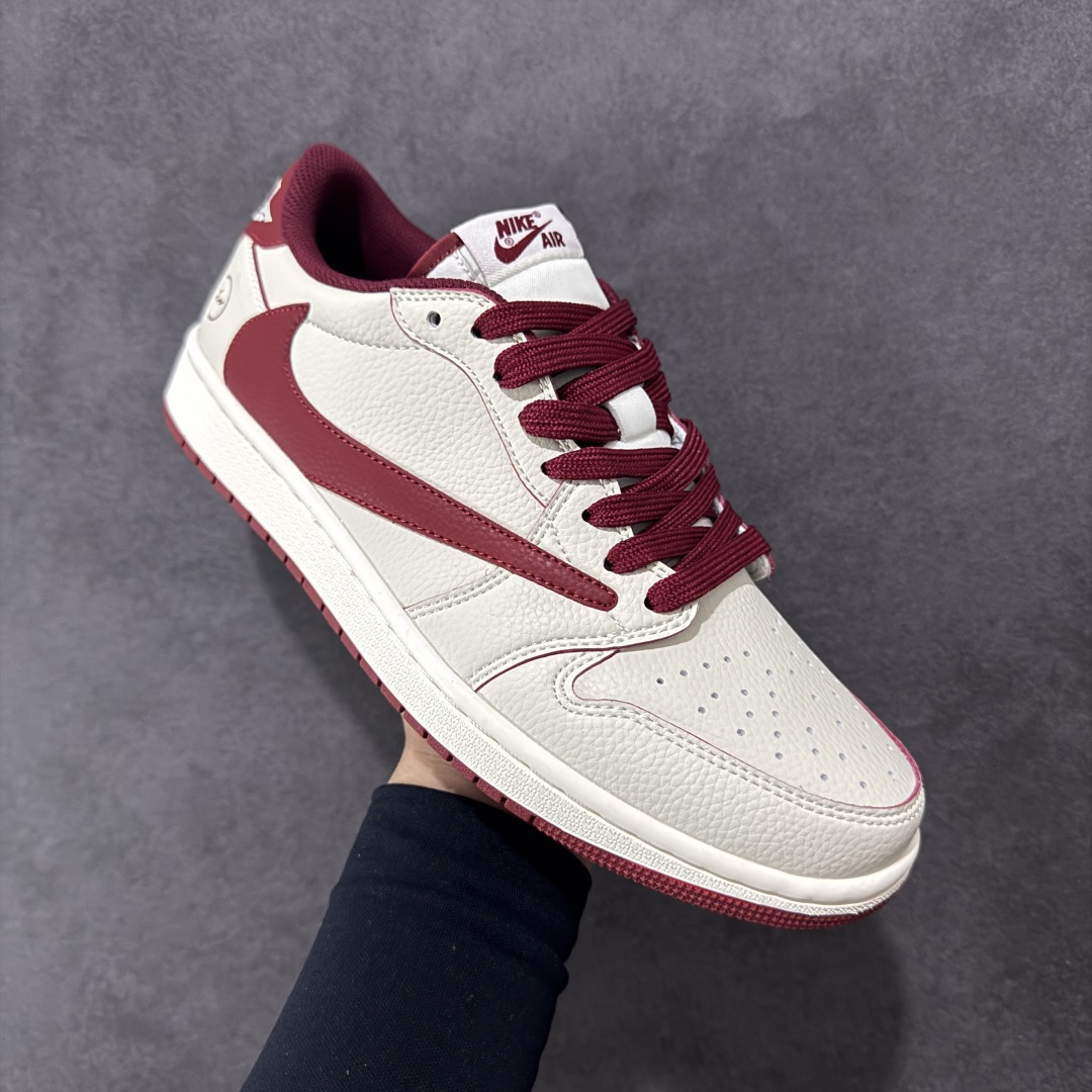 图片[3]-【定制版】Travis Scott x Fragment Design x Air Jordan 1 Low OG SP AJ1 闪电联名 低帮文化休闲板鞋 LK1099-066  #多方联名合作融合了Travis Scott 独特的音乐风格，藤原浩个性的设计风格以及Jordan品牌的经典元素 使其成为一双具有独特身份和价值的鞋子 清新而立体的外观加上联名标识更突出了其独特身份 这种配色方案显示出活力和时尚感 在视觉上引人注目 鞋身的质感和细腻的细节处理使其显得高端而格调十足 这款“倒钩”联名是设计与创意完美结合 融合多方的个性风格是一款备受瞩目的潮流鞋款  尺码：36 36.5 37.5 38 38.5 39 40 40.5 41 42 42.5 43 44 44.5 45-选品中心