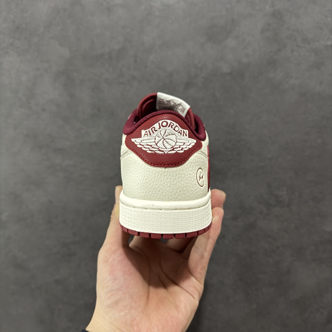 图片[4]-【定制版】Travis Scott x Fragment Design x Air Jordan 1 Low OG SP AJ1 闪电联名 低帮文化休闲板鞋 LK1099-066  #多方联名合作融合了Travis Scott 独特的音乐风格，藤原浩个性的设计风格以及Jordan品牌的经典元素 使其成为一双具有独特身份和价值的鞋子 清新而立体的外观加上联名标识更突出了其独特身份 这种配色方案显示出活力和时尚感 在视觉上引人注目 鞋身的质感和细腻的细节处理使其显得高端而格调十足 这款“倒钩”联名是设计与创意完美结合 融合多方的个性风格是一款备受瞩目的潮流鞋款  尺码：36 36.5 37.5 38 38.5 39 40 40.5 41 42 42.5 43 44 44.5 45-选品中心