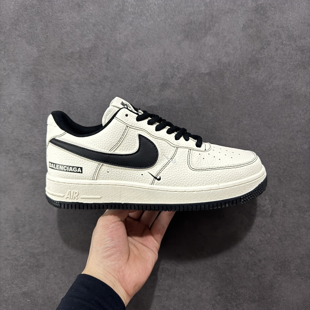 【定制版】Balenciaga x Nike Air Force 1\'07 Low 联名三勾 米黑 空军一号低帮休闲版鞋 FR0538-090  定制皮料 原楦头原纸板 纯正空军版型 内置全掌气垫  尺码:36 36.5 37.5 38 38.8 39 40 40.5 41 42 42.5 43 44 44.5 45-选品中心