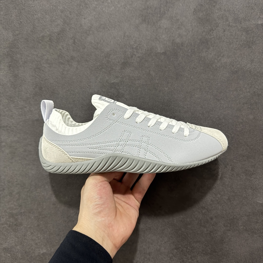 【公司级】亚瑟士 Onitsuka Tiger 鬼塚虎 SCLAW 鬼冢虎 轻便舒适 防滑耐磨透气支撑 低帮 生活休闲鞋 男女同款 复古美学极简风格,配色独具个性又超级好看。鞋口织物收口,经典鞋袜一体,明线设计标志性 logo,太亮眼啦!整体采用织物和柔软皮革拼接,时尚质感满满。关键是上脚舒服得不得了,巨好穿!不管是日常搭配还是运动,它都能完美胜任。别再犹豫,赶紧把它带回家!#鬼塚虎#明星同款 #舒适好穿 #夏日宝藏透气蓝球鞋 #夏日宝藏休闲老爹鞋#酷飒男女情侣款宝藏鞋。 尺码:36-45含半码-选品中心