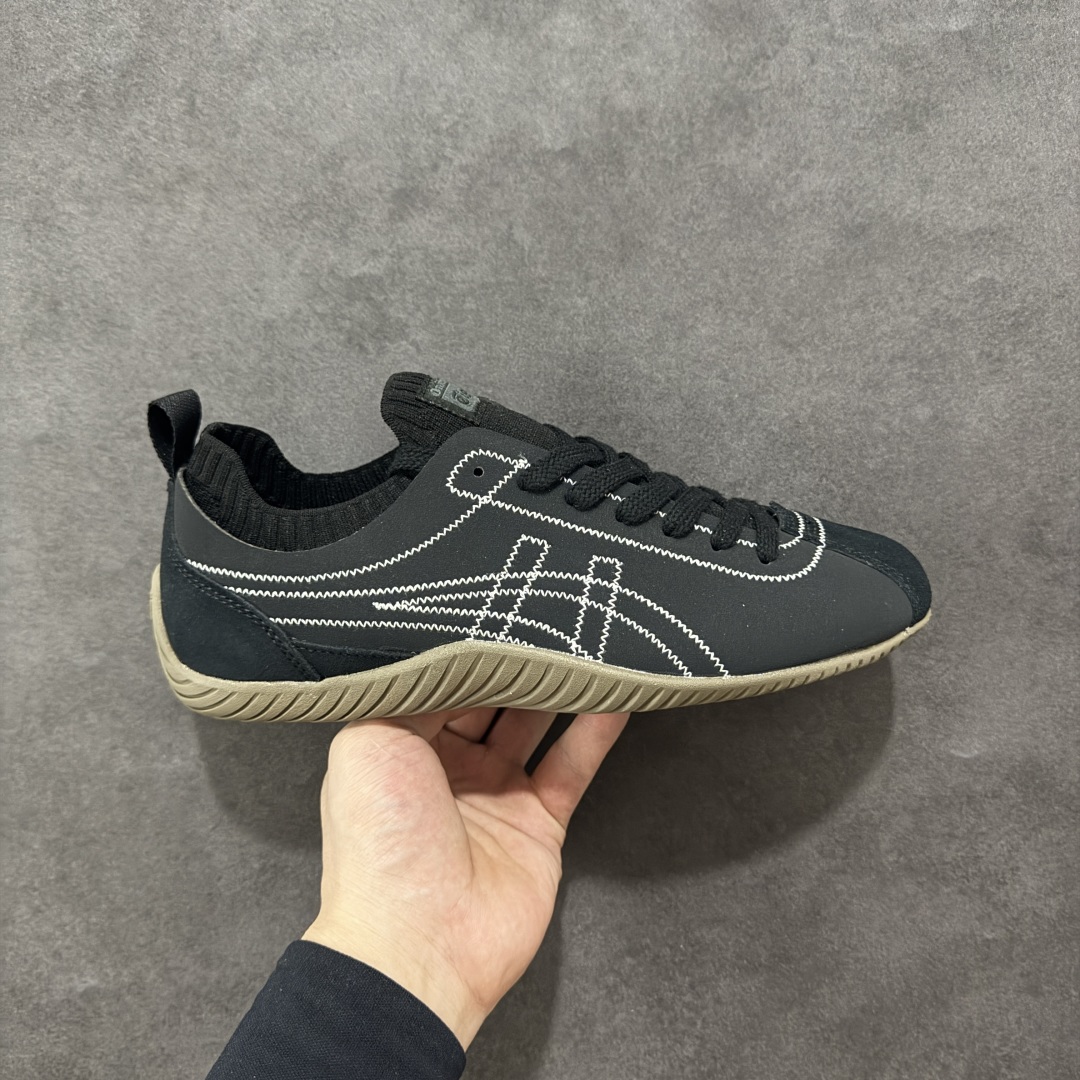 【公司级】亚瑟士 Onitsuka Tiger 鬼塚虎 SCLAW 鬼冢虎 轻便舒适 防滑耐磨透气支撑 低帮 生活休闲鞋 男女同款 复古美学极简风格,配色独具个性又超级好看。鞋口织物收口,经典鞋袜一体,明线设计标志性 logo,太亮眼啦!整体采用织物和柔软皮革拼接,时尚质感满满。关键是上脚舒服得不得了,巨好穿!不管是日常搭配还是运动,它都能完美胜任。别再犹豫,赶紧把它带回家!#鬼塚虎#明星同款 #舒适好穿 #夏日宝藏透气蓝球鞋 #夏日宝藏休闲老爹鞋#酷飒男女情侣款宝藏鞋。 尺码:36-45含半码-选品中心