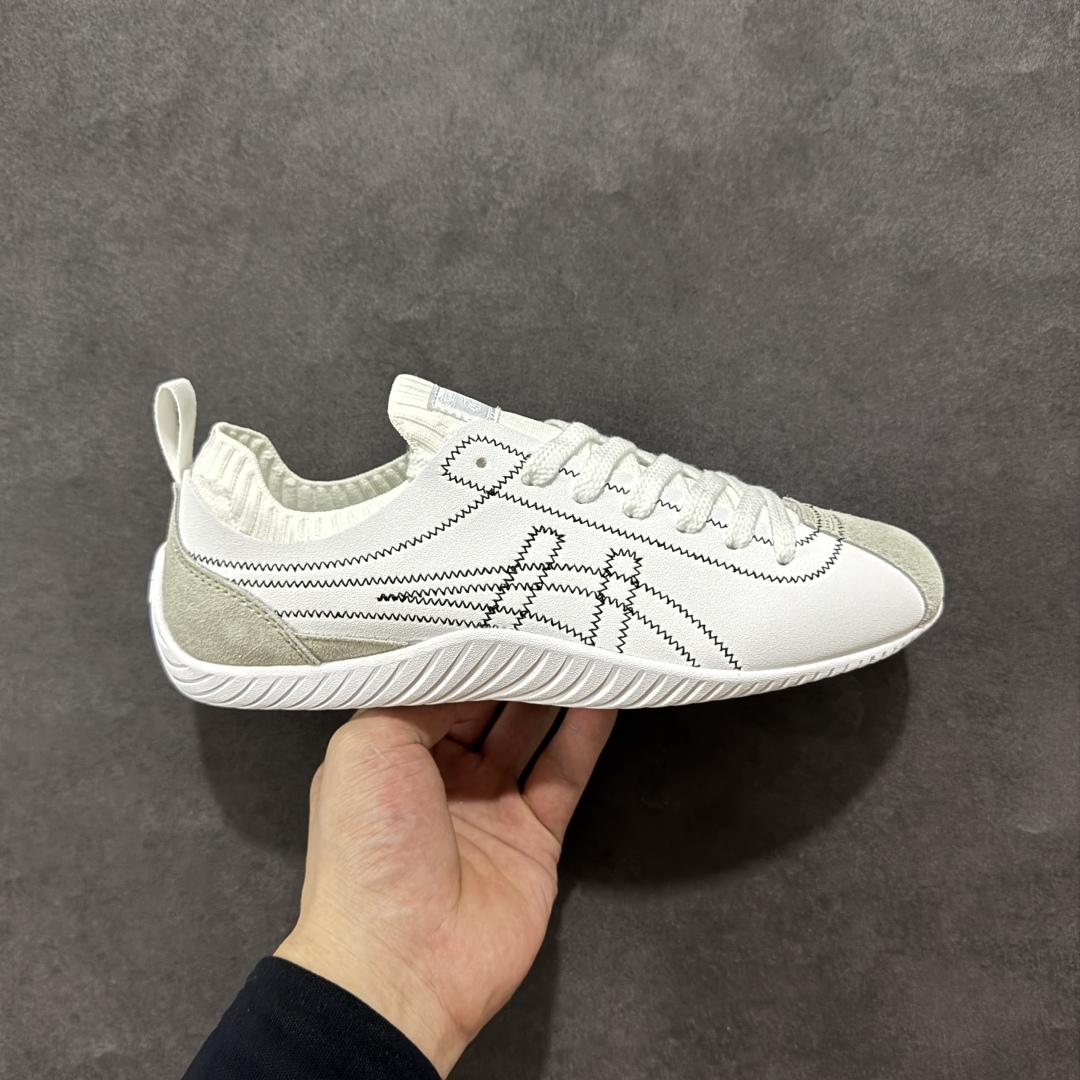 【公司级】亚瑟士 Onitsuka Tiger 鬼塚虎 SCLAW 鬼冢虎 轻便舒适 防滑耐磨透气支撑 低帮 生活休闲鞋 男女同款 复古美学极简风格,配色独具个性又超级好看。鞋口织物收口,经典鞋袜一体,明线设计标志性 logo,太亮眼啦!整体采用织物和柔软皮革拼接,时尚质感满满。关键是上脚舒服得不得了,巨好穿!不管是日常搭配还是运动,它都能完美胜任。别再犹豫,赶紧把它带回家!#鬼塚虎#明星同款 #舒适好穿 #夏日宝藏透气蓝球鞋 #夏日宝藏休闲老爹鞋#酷飒男女情侣款宝藏鞋。 尺码:36-45含半码-选品中心
