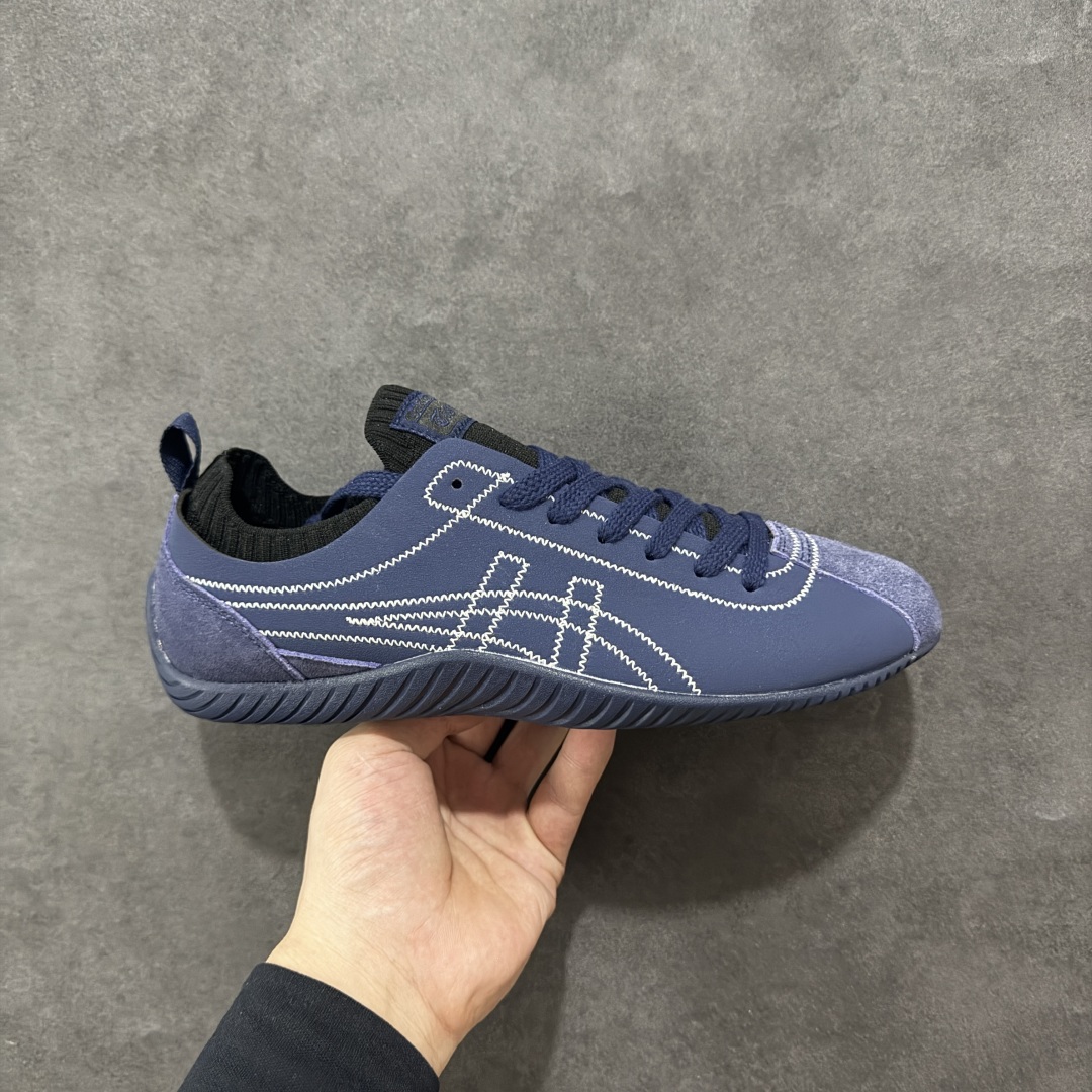 【公司级】亚瑟士 Onitsuka Tiger 鬼塚虎 SCLAW 鬼冢虎 轻便舒适 防滑耐磨透气支撑 低帮 生活休闲鞋 男女同款 复古美学极简风格，配色独具个性又超级好看。鞋口织物收口，经典鞋袜一体，明线设计标志性 logo，太亮眼啦！整体采用织物和柔软皮革拼接，时尚质感满满。关键是上脚舒服得不得了，巨好穿！不管是日常搭配还是运动，它都能完美胜任。别再犹豫，赶紧把它带回家！#鬼塚虎#明星同款 #舒适好穿 #夏日宝藏透气蓝球鞋 #夏日宝藏休闲老爹鞋#酷飒男女情侣款宝藏鞋。 尺码：36-45含半码-选品中心