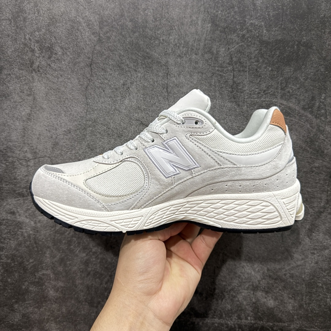 图片[2]-【纯原c版】NB New Balance M2002R 新百伦M2002REC 浅灰色 全新版本出货 新配色陆续开发出货 品质很好 价格实惠 全套原楦原纸板原厂数据开发 原厂网纱 原装进口皮料 正确绒感卡色 正确中底拉帮中底网布细节 一比一手工擦旧效果 冲裁组合 匠心打造 耗时两个月开发完成 工艺极其复杂难度可想而知 新开独立私模大底 全网唯一正确做旧组合大底 高端零售专供产物 尺码：36 37 37.5 38 38.5 39.5 40 40.5 41.5 42 42.5 43 44 44.5 45 45.5 46.5-选品中心