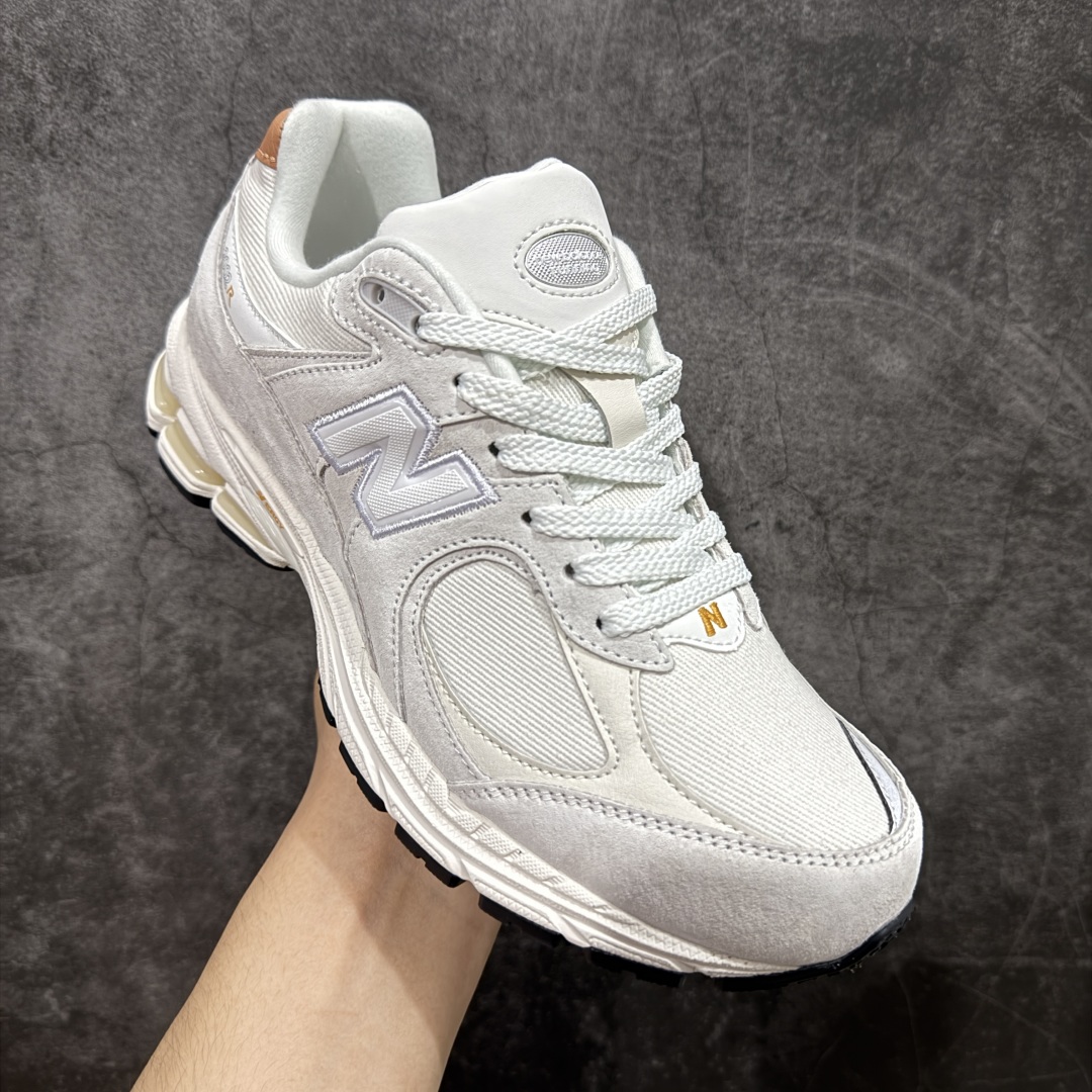 图片[3]-【纯原c版】NB New Balance M2002R 新百伦M2002REC 浅灰色 全新版本出货 新配色陆续开发出货 品质很好 价格实惠 全套原楦原纸板原厂数据开发 原厂网纱 原装进口皮料 正确绒感卡色 正确中底拉帮中底网布细节 一比一手工擦旧效果 冲裁组合 匠心打造 耗时两个月开发完成 工艺极其复杂难度可想而知 新开独立私模大底 全网唯一正确做旧组合大底 高端零售专供产物 尺码：36 37 37.5 38 38.5 39.5 40 40.5 41.5 42 42.5 43 44 44.5 45 45.5 46.5-选品中心