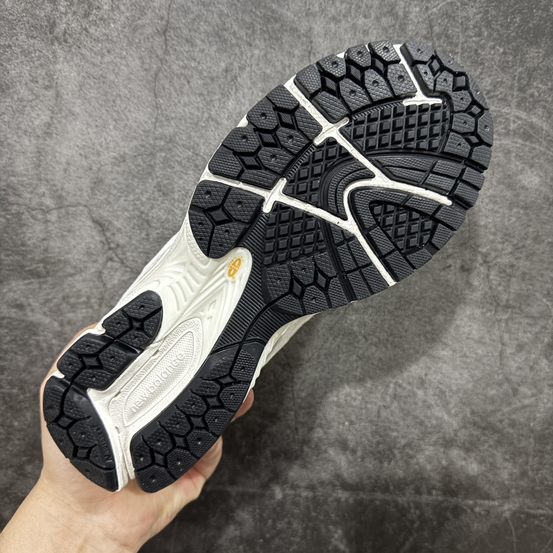 图片[9]-【纯原c版】NB New Balance M2002R 新百伦M2002REC 浅灰色 全新版本出货 新配色陆续开发出货 品质很好 价格实惠 全套原楦原纸板原厂数据开发 原厂网纱 原装进口皮料 正确绒感卡色 正确中底拉帮中底网布细节 一比一手工擦旧效果 冲裁组合 匠心打造 耗时两个月开发完成 工艺极其复杂难度可想而知 新开独立私模大底 全网唯一正确做旧组合大底 高端零售专供产物 尺码：36 37 37.5 38 38.5 39.5 40 40.5 41.5 42 42.5 43 44 44.5 45 45.5 46.5-选品中心