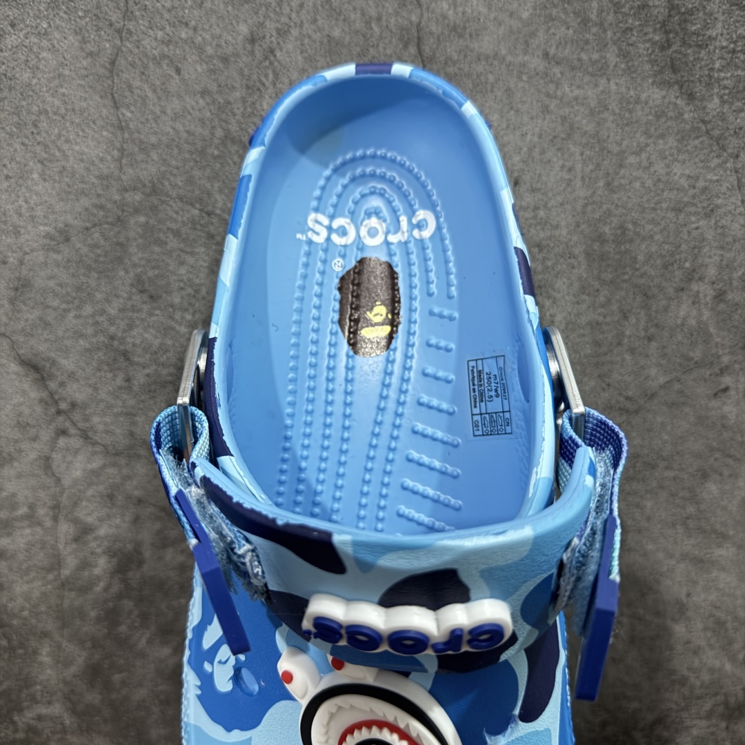 图片[8]-【公司级】Bape x crocs classic clog卡骆驰 Classic clog 迷彩印花 舒适百搭 洞洞鞋 猿人头联名 自带配件 尺码：M4（36-37） M5（37-38） M6（38-39） M7（39-40） M8（41-42） M9（43-44） M10（45-46） M11 （46-47）-选品中心