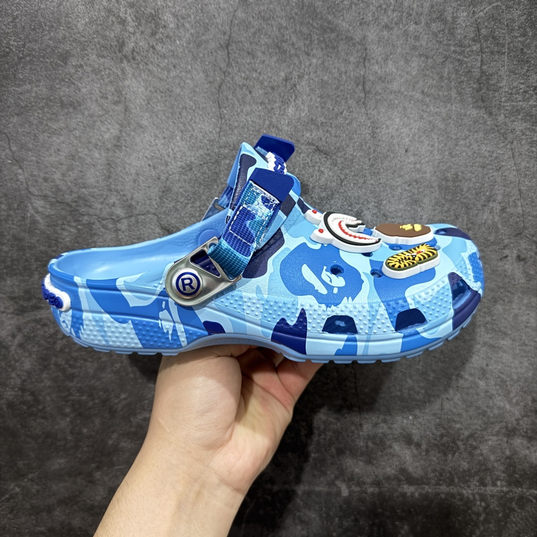 【公司级】Bape x crocs classic clog卡骆驰 Classic clog 迷彩印花 舒适百搭 洞洞鞋 猿人头联名 自带配件 尺码:M4(36-37) M5(37-38) M6(38-39) M7(39-40) M8(41-42) M9(43-44) M10(45-46) M11 (46-47)-选品中心