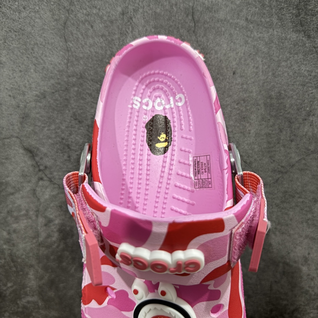 图片[8]-【公司级】Bape x crocs classic clog卡骆驰 Classic clog 迷彩印花 舒适百搭 洞洞鞋 猿人头联名 自带配件 尺码：M4（36-37） M5（37-38） M6（38-39） M7（39-40） M8（41-42） M9（43-44） M10（45-46） M11 （46-47）-选品中心