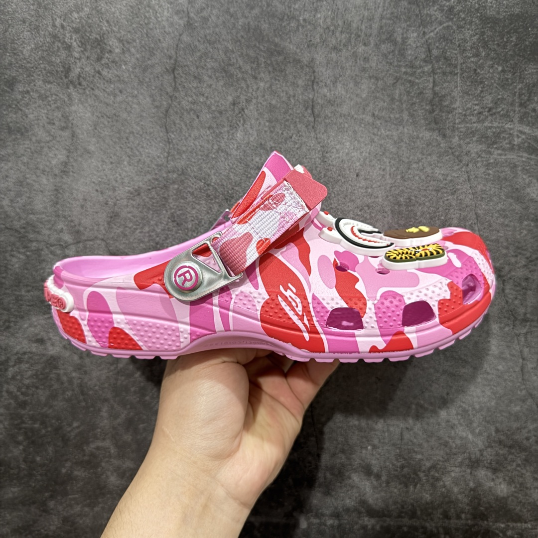 【公司级】Bape x crocs classic clog卡骆驰 Classic clog 迷彩印花 舒适百搭 洞洞鞋 猿人头联名 自带配件 尺码:M4(36-37) M5(37-38) M6(38-39) M7(39-40) M8(41-42) M9(43-44) M10(45-46) M11 (46-47)-选品中心