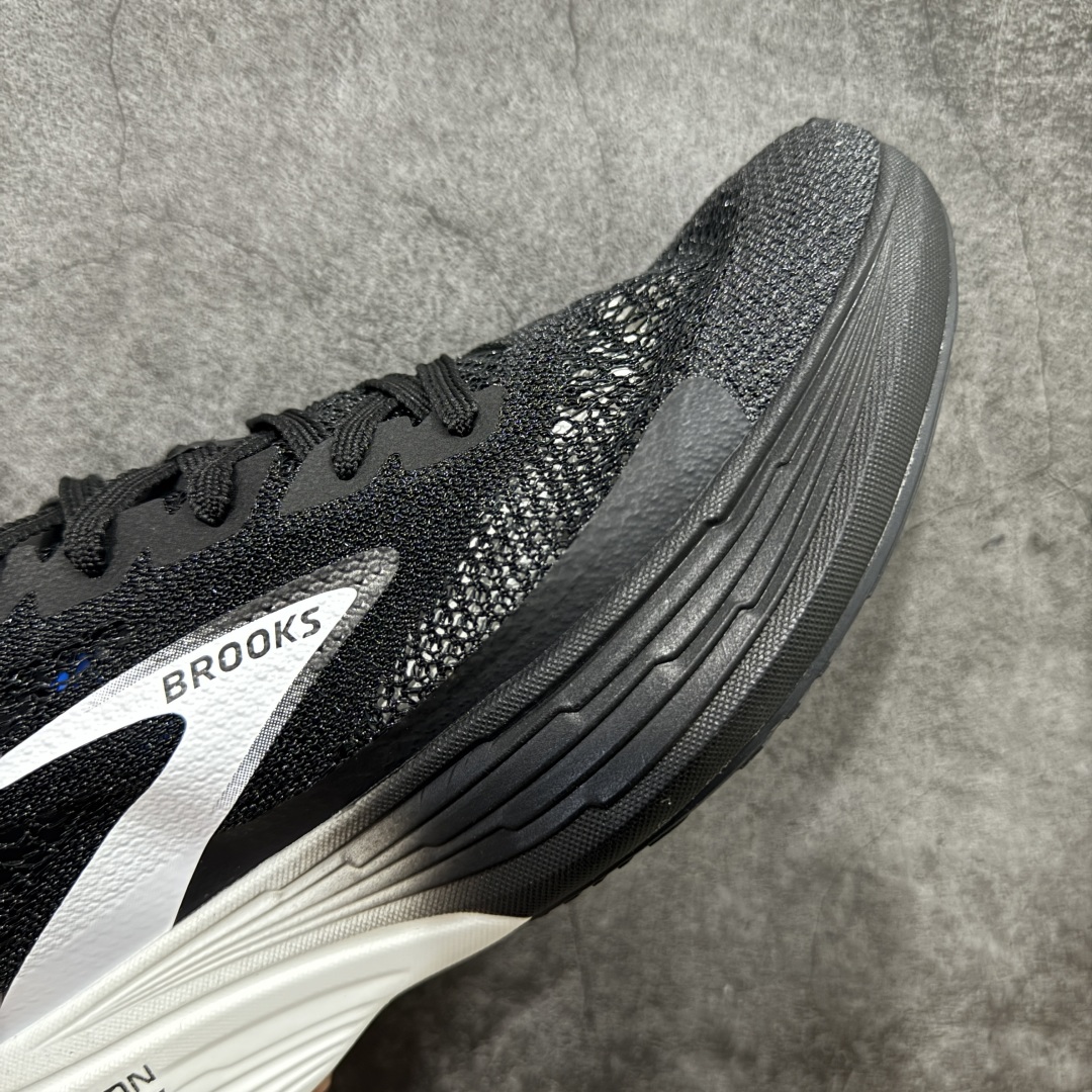 图片[6]-【纯原版】Brooks布鲁克斯 Hyperion Elite 4 PB 黑白 龙卷风系列越野竞速跑步鞋 大厂纯原 重磅登场，更轻、更快、更出众，出场即PB。 全新DNA GOLD 100% PEBA 缓震系统，每只仅有200多克，是BROOKS迄今为止最轻、最柔软、能量回馈最高的泡沫。升级鞋面材质，稳固锁定双足，同时大面积透气网眼设计，让脚部及时排出闷热湿气。轻便且设计感十足更适合多个场景，日常穿搭，跑步竞速。 尺码：39 40 40.5 41 42 42.5 43 44 45-选品中心