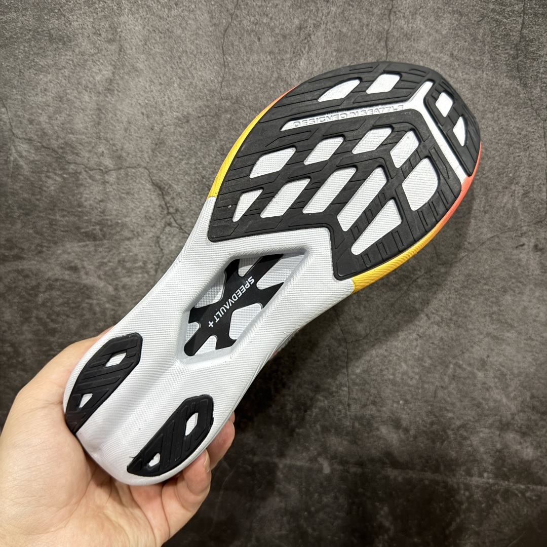 图片[9]-【纯原版】Brooks布鲁克斯 Hyperion Elite 4 PB 黑白 龙卷风系列越野竞速跑步鞋 大厂纯原 重磅登场，更轻、更快、更出众，出场即PB。 全新DNA GOLD 100% PEBA 缓震系统，每只仅有200多克，是BROOKS迄今为止最轻、最柔软、能量回馈最高的泡沫。升级鞋面材质，稳固锁定双足，同时大面积透气网眼设计，让脚部及时排出闷热湿气。轻便且设计感十足更适合多个场景，日常穿搭，跑步竞速。 尺码：39 40 40.5 41 42 42.5 43 44 45-选品中心