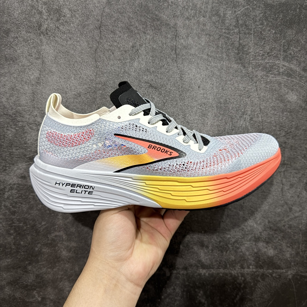 【纯原版】Brooks布鲁克斯 Hyperion Elite 4 PB 黑白 龙卷风系列越野竞速跑步鞋 大厂纯原 重磅登场,更轻、更快、更出众,出场即PB。 全新DNA GOLD 100% PEBA 缓震系统,每只仅有200多克,是BROOKS迄今为止最轻、最柔软、能量回馈最高的泡沫。升级鞋面材质,稳固锁定双足,同时大面积透气网眼设计,让脚部及时排出闷热湿气。轻便且设计感十足更适合多个场景,日常穿搭,跑步竞速。 尺码:39 40 40.5 41 42 42.5 43 44 45-选品中心