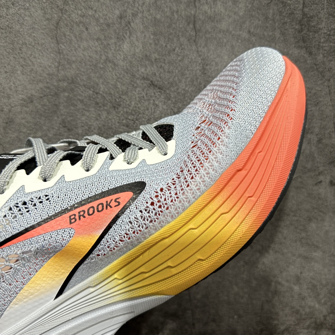 图片[6]-【纯原版】Brooks布鲁克斯 Hyperion Elite 4 PB 黑白 龙卷风系列越野竞速跑步鞋 大厂纯原 重磅登场，更轻、更快、更出众，出场即PB。 全新DNA GOLD 100% PEBA 缓震系统，每只仅有200多克，是BROOKS迄今为止最轻、最柔软、能量回馈最高的泡沫。升级鞋面材质，稳固锁定双足，同时大面积透气网眼设计，让脚部及时排出闷热湿气。轻便且设计感十足更适合多个场景，日常穿搭，跑步竞速。 尺码：39 40 40.5 41 42 42.5 43 44 45-选品中心