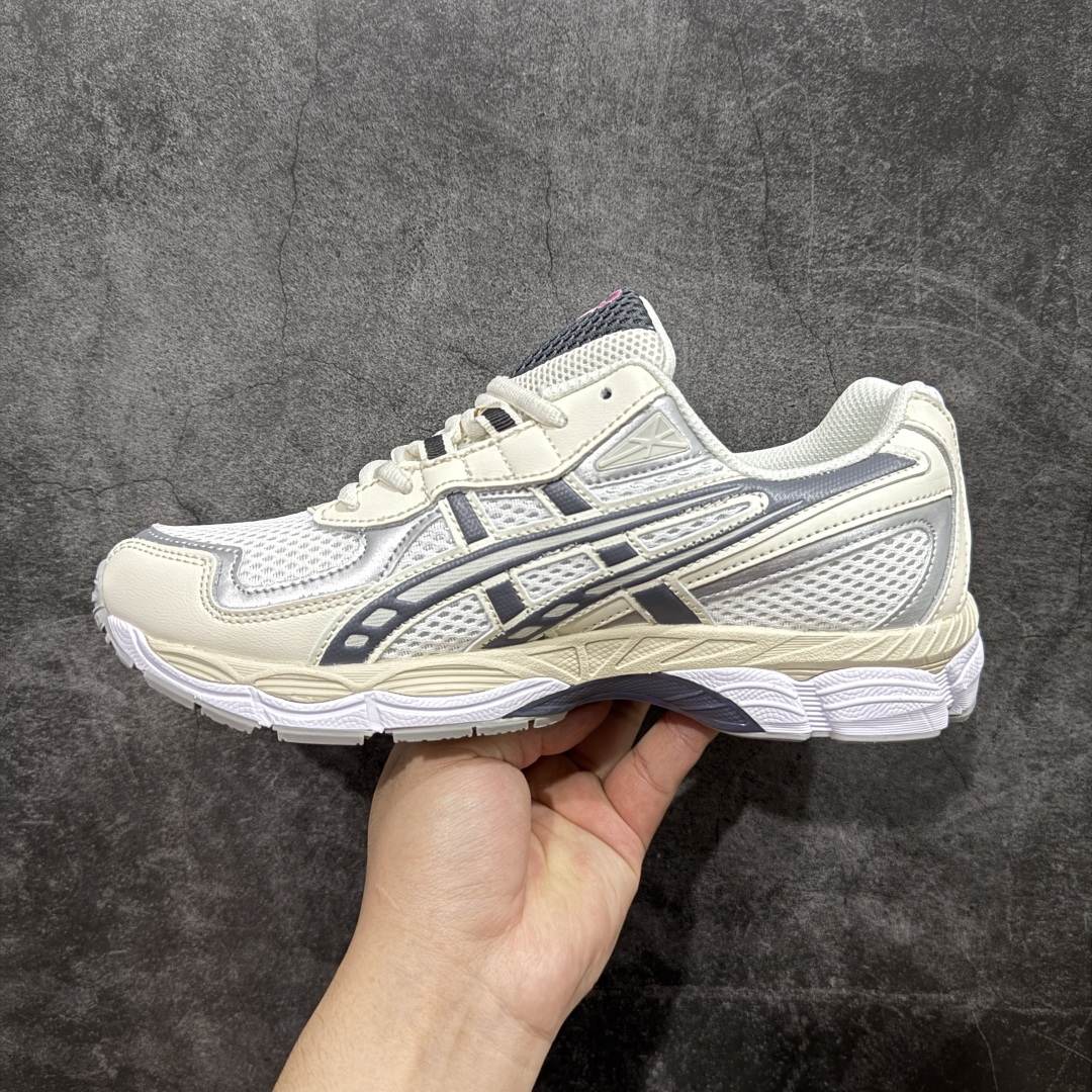 图片[2]-【公司级】Asics Gel-NYC复古单品 亚瑟士ASICSTIGER秋季新款休闲鞋 厚底街头运动休闲鞋 ASICS亚瑟士推出全新GEL-NYC，彰显纽约都市活力 这次的新系列融入了多个版本GEL的经典设计风格，广受好评。其设计灵感来源于GEL-NIMBUS 3,GEL-MC PLUS V 和 GEL-CUMULUS 16 这些往日经典鞋款。GEL-NYC使用GEL-CUMULUS 16鞋款的鞋楦设计,展现了独特的现代化美学。鞋底采用了轻质发泡材料,并在后跟和前掌处采用了ASICS亚瑟士核心科技——GEL缓震胶,赋予鞋款强大的缓冲性能,提供了更柔软舒适的穿着体验。而在原有设计的启发之上,此次鞋款采用更贴合当今潮流趋势的材料和创新技术,展现出纽约充满活力的都市精神。 尺码：36-45-选品中心