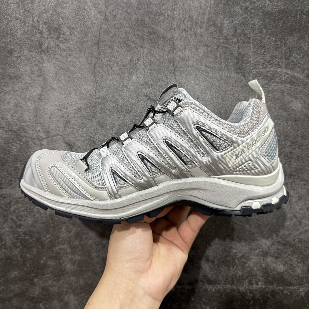 图片[2]-【666版本】SALOMON 萨洛蒙 XA PRO 3D 户外运动 网布减震防滑透气 低帮跑步鞋 男女同款 合金灰 全新品质 巅峰之作 所有配色均购物原版拆解1：1开发 原材料打造 非市场公版便宜货 私模大底 清洁度比市场所有版本都高 全套原纸板楦头开发 原厂网布配套 确保原汁原味 完美呈现版型 原档数据独家私模五层组合大底 男女鞋同步官方开发至46 原装Ortholite轻量化鞋垫 中底布带钢印编号 原厂TPU锁扣 进口港宝加持 后跟自然饱满 还原公司包裹性 鞋面采用SENSIFT贴合技术 全方位贴合包裹脚型 鞋跟部鞋底牵引设计 提供强大的抓地性能 更适应野外崎岖不平的道路 其3D ADVANCED CHASSIS底盘 材料轻量大化 钉齿设计更具稳定性 防护性 鞋底易磨损区运用CONTAGRIP高耐磨材料 应对城市硬质路面长距离跑考验 货号：416175 尺码：36 36.5 37.5 38 38.5 39 40 40.5 41 42 42.5 43 44 45 46-选品中心