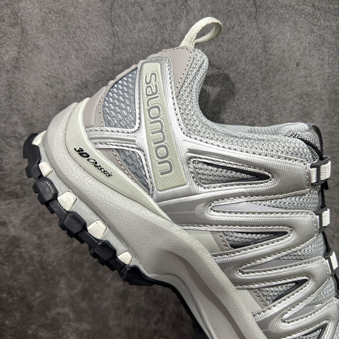 图片[7]-【666版本】SALOMON 萨洛蒙 XA PRO 3D 户外运动 网布减震防滑透气 低帮跑步鞋 男女同款 合金灰 全新品质 巅峰之作 所有配色均购物原版拆解1：1开发 原材料打造 非市场公版便宜货 私模大底 清洁度比市场所有版本都高 全套原纸板楦头开发 原厂网布配套 确保原汁原味 完美呈现版型 原档数据独家私模五层组合大底 男女鞋同步官方开发至46 原装Ortholite轻量化鞋垫 中底布带钢印编号 原厂TPU锁扣 进口港宝加持 后跟自然饱满 还原公司包裹性 鞋面采用SENSIFT贴合技术 全方位贴合包裹脚型 鞋跟部鞋底牵引设计 提供强大的抓地性能 更适应野外崎岖不平的道路 其3D ADVANCED CHASSIS底盘 材料轻量大化 钉齿设计更具稳定性 防护性 鞋底易磨损区运用CONTAGRIP高耐磨材料 应对城市硬质路面长距离跑考验 货号：416175 尺码：36 36.5 37.5 38 38.5 39 40 40.5 41 42 42.5 43 44 45 46-选品中心