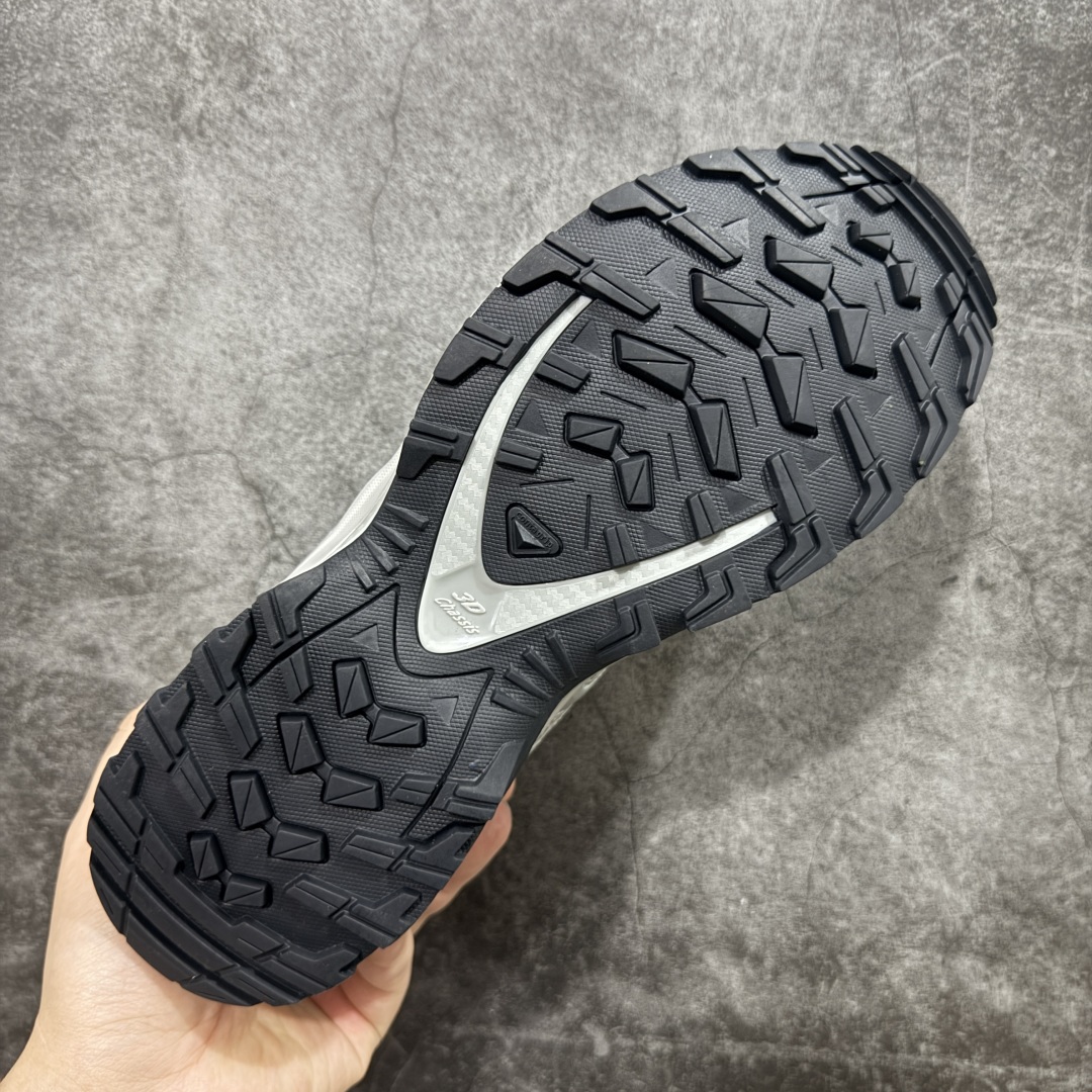 图片[9]-【666版本】SALOMON 萨洛蒙 XA PRO 3D 户外运动 网布减震防滑透气 低帮跑步鞋 男女同款 合金灰 全新品质 巅峰之作 所有配色均购物原版拆解1：1开发 原材料打造 非市场公版便宜货 私模大底 清洁度比市场所有版本都高 全套原纸板楦头开发 原厂网布配套 确保原汁原味 完美呈现版型 原档数据独家私模五层组合大底 男女鞋同步官方开发至46 原装Ortholite轻量化鞋垫 中底布带钢印编号 原厂TPU锁扣 进口港宝加持 后跟自然饱满 还原公司包裹性 鞋面采用SENSIFT贴合技术 全方位贴合包裹脚型 鞋跟部鞋底牵引设计 提供强大的抓地性能 更适应野外崎岖不平的道路 其3D ADVANCED CHASSIS底盘 材料轻量大化 钉齿设计更具稳定性 防护性 鞋底易磨损区运用CONTAGRIP高耐磨材料 应对城市硬质路面长距离跑考验 货号：416175 尺码：36 36.5 37.5 38 38.5 39 40 40.5 41 42 42.5 43 44 45 46-选品中心