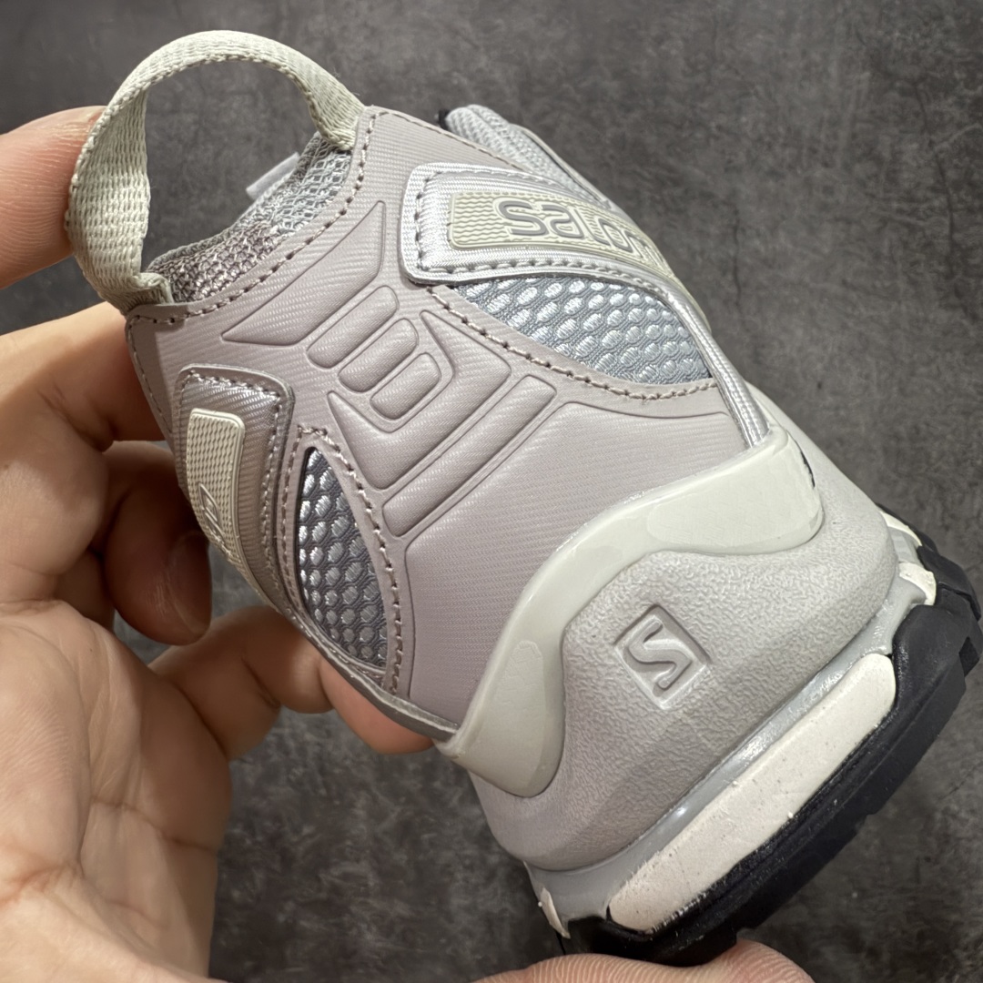 图片[2]-【666版本】SALOMON 萨洛蒙 XA PRO 3D 户外运动 网布减震防滑透气 低帮跑步鞋 男女同款 合金灰 全新品质 巅峰之作 所有配色均购物原版拆解1：1开发 原材料打造 非市场公版便宜货 私模大底 清洁度比市场所有版本都高 全套原纸板楦头开发 原厂网布配套 确保原汁原味 完美呈现版型 原档数据独家私模五层组合大底 男女鞋同步官方开发至46 原装Ortholite轻量化鞋垫 中底布带钢印编号 原厂TPU锁扣 进口港宝加持 后跟自然饱满 还原公司包裹性 鞋面采用SENSIFT贴合技术 全方位贴合包裹脚型 鞋跟部鞋底牵引设计 提供强大的抓地性能 更适应野外崎岖不平的道路 其3D ADVANCED CHASSIS底盘 材料轻量大化 钉齿设计更具稳定性 防护性 鞋底易磨损区运用CONTAGRIP高耐磨材料 应对城市硬质路面长距离跑考验 货号：416175 尺码：36 36.5 37.5 38 38.5 39 40 40.5 41 42 42.5 43 44 45 46-选品中心