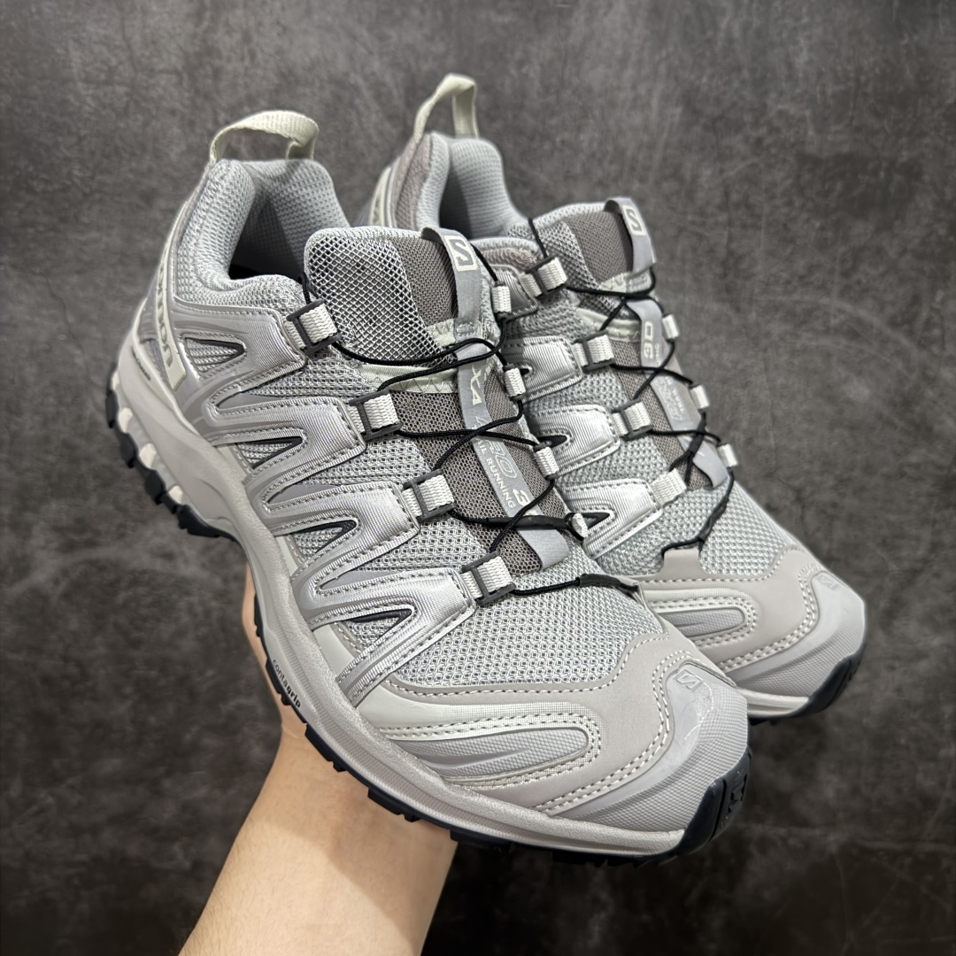 【666版本】SALOMON 萨洛蒙 XA PRO 3D 户外运动 网布减震防滑透气 低帮跑步鞋 男女同款 合金灰 全新品质 巅峰之作 所有配色均购物原版拆解1：1开发 原材料打造 非市场公版便宜货 私模大底 清洁度比市场所有版本都高 全套原纸板楦头开发 原厂网布配套 确保原汁原味 完美呈现版型 原档数据独家私模五层组合大底 男女鞋同步官方开发至46 原装Ortholite轻量化鞋垫 中底布带钢印编号 原厂TPU锁扣 进口港宝加持 后跟自然饱满 还原公司包裹性 鞋面采用SENSIFT贴合技术 全方位贴合包裹脚型 鞋跟部鞋底牵引设计 提供强大的抓地性能 更适应野外崎岖不平的道路 其3D ADVANCED CHASSIS底盘 材料轻量大化 钉齿设计更具稳定性 防护性 鞋底易磨损区运用CONTAGRIP高耐磨材料 应对城市硬质路面长距离跑考验 货号：416175 尺码：36 36.5 37.5 38 38.5 39 40 40.5 41 42 42.5 43 44 45 46-选品中心