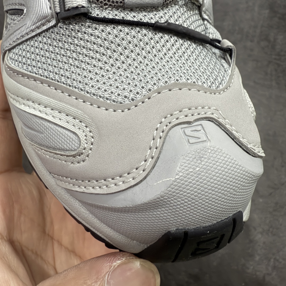 图片[5]-【666版本】SALOMON 萨洛蒙 XA PRO 3D 户外运动 网布减震防滑透气 低帮跑步鞋 男女同款 合金灰 全新品质 巅峰之作 所有配色均购物原版拆解1：1开发 原材料打造 非市场公版便宜货 私模大底 清洁度比市场所有版本都高 全套原纸板楦头开发 原厂网布配套 确保原汁原味 完美呈现版型 原档数据独家私模五层组合大底 男女鞋同步官方开发至46 原装Ortholite轻量化鞋垫 中底布带钢印编号 原厂TPU锁扣 进口港宝加持 后跟自然饱满 还原公司包裹性 鞋面采用SENSIFT贴合技术 全方位贴合包裹脚型 鞋跟部鞋底牵引设计 提供强大的抓地性能 更适应野外崎岖不平的道路 其3D ADVANCED CHASSIS底盘 材料轻量大化 钉齿设计更具稳定性 防护性 鞋底易磨损区运用CONTAGRIP高耐磨材料 应对城市硬质路面长距离跑考验 货号：416175 尺码：36 36.5 37.5 38 38.5 39 40 40.5 41 42 42.5 43 44 45 46-选品中心