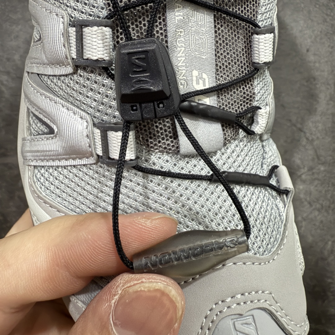 图片[9]-【666版本】SALOMON 萨洛蒙 XA PRO 3D 户外运动 网布减震防滑透气 低帮跑步鞋 男女同款 合金灰 全新品质 巅峰之作 所有配色均购物原版拆解1：1开发 原材料打造 非市场公版便宜货 私模大底 清洁度比市场所有版本都高 全套原纸板楦头开发 原厂网布配套 确保原汁原味 完美呈现版型 原档数据独家私模五层组合大底 男女鞋同步官方开发至46 原装Ortholite轻量化鞋垫 中底布带钢印编号 原厂TPU锁扣 进口港宝加持 后跟自然饱满 还原公司包裹性 鞋面采用SENSIFT贴合技术 全方位贴合包裹脚型 鞋跟部鞋底牵引设计 提供强大的抓地性能 更适应野外崎岖不平的道路 其3D ADVANCED CHASSIS底盘 材料轻量大化 钉齿设计更具稳定性 防护性 鞋底易磨损区运用CONTAGRIP高耐磨材料 应对城市硬质路面长距离跑考验 货号：416175 尺码：36 36.5 37.5 38 38.5 39 40 40.5 41 42 42.5 43 44 45 46-选品中心