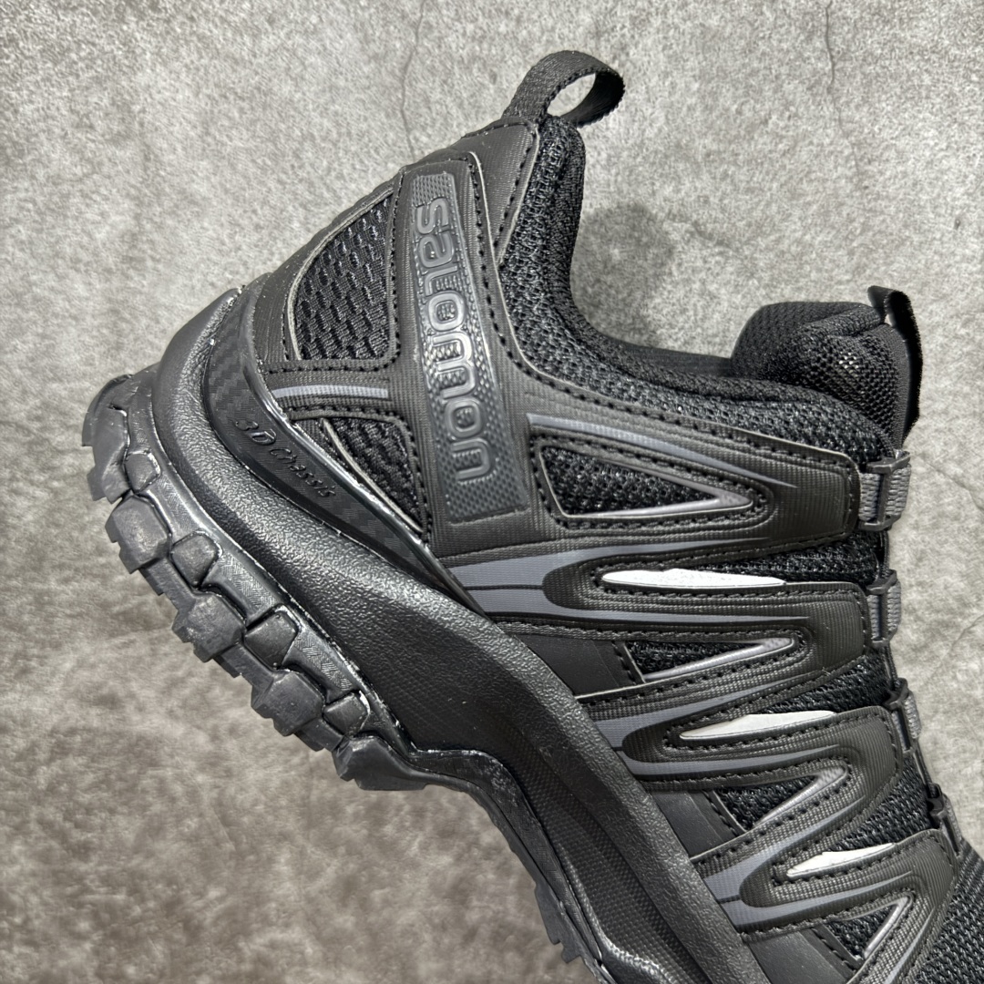 图片[7]-【666版本】SALOMON 萨洛蒙 XA PRO 3D 户外运动 网布减震防滑透气 低帮跑步鞋 男女同款 纯黑色 416174 全新品质 巅峰之作 所有配色均购物原版拆解1：1开发 原材料打造 非市场公版便宜货 私模大底 清洁度比市场所有版本都高 全套原纸板楦头开发 原厂网布配套 确保原汁原味 完美呈现版型 原档数据独家私模五层组合大底 男女鞋同步官方开发至46 原装Ortholite轻量化鞋垫 中底布带钢印编号 原厂TPU锁扣 进口港宝加持 后跟自然饱满 还原公司包裹性 鞋面采用SENSIFT贴合技术 全方位贴合包裹脚型 鞋跟部鞋底牵引设计 提供强大的抓地性能 更适应野外崎岖不平的道路 其3D ADVANCED CHASSIS底盘 材料轻量大化 钉齿设计更具稳定性 防护性 鞋底易磨损区运用CONTAGRIP高耐磨材料 应对城市硬质路面长距离跑考验 尺码：36 36.5 37.5 38 38.5 39 40 40.5 41 42 42.5 43 44 45 46-选品中心