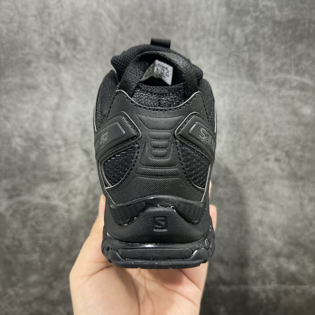 图片[4]-【666版本】SALOMON 萨洛蒙 XA PRO 3D 户外运动 网布减震防滑透气 低帮跑步鞋 男女同款 纯黑色 416174 全新品质 巅峰之作 所有配色均购物原版拆解1：1开发 原材料打造 非市场公版便宜货 私模大底 清洁度比市场所有版本都高 全套原纸板楦头开发 原厂网布配套 确保原汁原味 完美呈现版型 原档数据独家私模五层组合大底 男女鞋同步官方开发至46 原装Ortholite轻量化鞋垫 中底布带钢印编号 原厂TPU锁扣 进口港宝加持 后跟自然饱满 还原公司包裹性 鞋面采用SENSIFT贴合技术 全方位贴合包裹脚型 鞋跟部鞋底牵引设计 提供强大的抓地性能 更适应野外崎岖不平的道路 其3D ADVANCED CHASSIS底盘 材料轻量大化 钉齿设计更具稳定性 防护性 鞋底易磨损区运用CONTAGRIP高耐磨材料 应对城市硬质路面长距离跑考验 尺码：36 36.5 37.5 38 38.5 39 40 40.5 41 42 42.5 43 44 45 46-选品中心