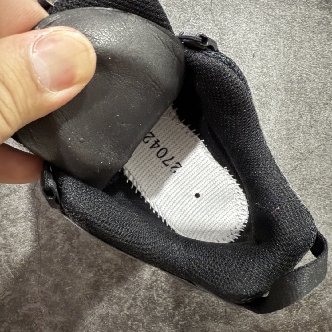 图片[9]-【666版本】SALOMON 萨洛蒙 XA PRO 3D 户外运动 网布减震防滑透气 低帮跑步鞋 男女同款 纯黑色 416174 全新品质 巅峰之作 所有配色均购物原版拆解1：1开发 原材料打造 非市场公版便宜货 私模大底 清洁度比市场所有版本都高 全套原纸板楦头开发 原厂网布配套 确保原汁原味 完美呈现版型 原档数据独家私模五层组合大底 男女鞋同步官方开发至46 原装Ortholite轻量化鞋垫 中底布带钢印编号 原厂TPU锁扣 进口港宝加持 后跟自然饱满 还原公司包裹性 鞋面采用SENSIFT贴合技术 全方位贴合包裹脚型 鞋跟部鞋底牵引设计 提供强大的抓地性能 更适应野外崎岖不平的道路 其3D ADVANCED CHASSIS底盘 材料轻量大化 钉齿设计更具稳定性 防护性 鞋底易磨损区运用CONTAGRIP高耐磨材料 应对城市硬质路面长距离跑考验 尺码：36 36.5 37.5 38 38.5 39 40 40.5 41 42 42.5 43 44 45 46-选品中心