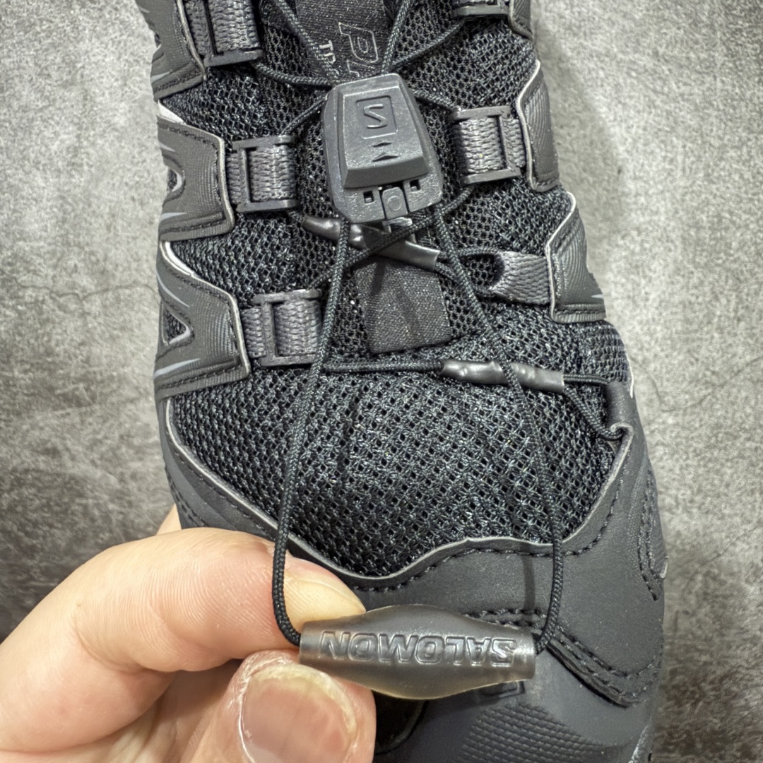 图片[7]-【666版本】SALOMON 萨洛蒙 XA PRO 3D 户外运动 网布减震防滑透气 低帮跑步鞋 男女同款 纯黑色 416174 全新品质 巅峰之作 所有配色均购物原版拆解1：1开发 原材料打造 非市场公版便宜货 私模大底 清洁度比市场所有版本都高 全套原纸板楦头开发 原厂网布配套 确保原汁原味 完美呈现版型 原档数据独家私模五层组合大底 男女鞋同步官方开发至46 原装Ortholite轻量化鞋垫 中底布带钢印编号 原厂TPU锁扣 进口港宝加持 后跟自然饱满 还原公司包裹性 鞋面采用SENSIFT贴合技术 全方位贴合包裹脚型 鞋跟部鞋底牵引设计 提供强大的抓地性能 更适应野外崎岖不平的道路 其3D ADVANCED CHASSIS底盘 材料轻量大化 钉齿设计更具稳定性 防护性 鞋底易磨损区运用CONTAGRIP高耐磨材料 应对城市硬质路面长距离跑考验 尺码：36 36.5 37.5 38 38.5 39 40 40.5 41 42 42.5 43 44 45 46-选品中心