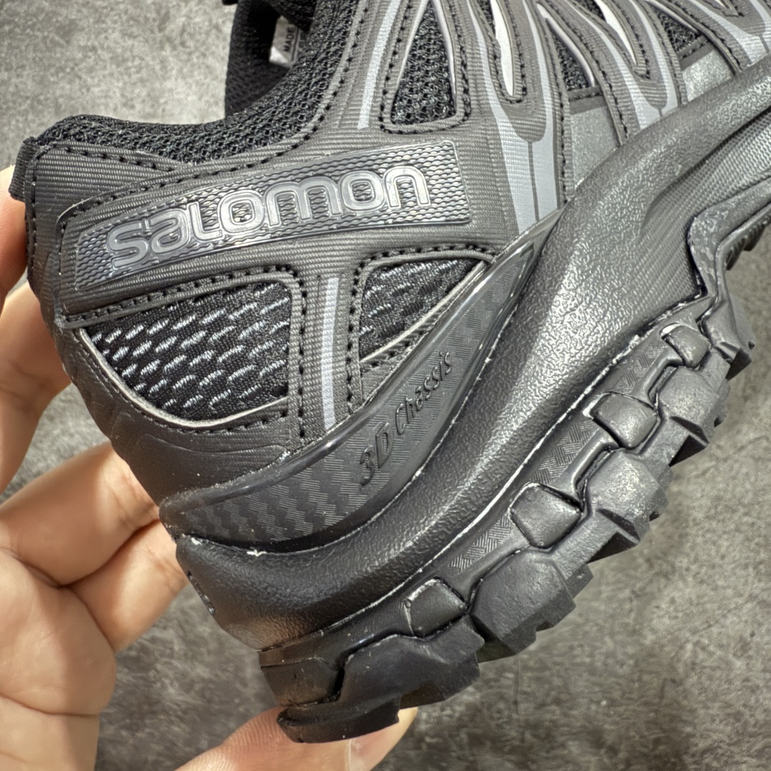 图片[3]-【666版本】SALOMON 萨洛蒙 XA PRO 3D 户外运动 网布减震防滑透气 低帮跑步鞋 男女同款 纯黑色 416174 全新品质 巅峰之作 所有配色均购物原版拆解1：1开发 原材料打造 非市场公版便宜货 私模大底 清洁度比市场所有版本都高 全套原纸板楦头开发 原厂网布配套 确保原汁原味 完美呈现版型 原档数据独家私模五层组合大底 男女鞋同步官方开发至46 原装Ortholite轻量化鞋垫 中底布带钢印编号 原厂TPU锁扣 进口港宝加持 后跟自然饱满 还原公司包裹性 鞋面采用SENSIFT贴合技术 全方位贴合包裹脚型 鞋跟部鞋底牵引设计 提供强大的抓地性能 更适应野外崎岖不平的道路 其3D ADVANCED CHASSIS底盘 材料轻量大化 钉齿设计更具稳定性 防护性 鞋底易磨损区运用CONTAGRIP高耐磨材料 应对城市硬质路面长距离跑考验 尺码：36 36.5 37.5 38 38.5 39 40 40.5 41 42 42.5 43 44 45 46-选品中心