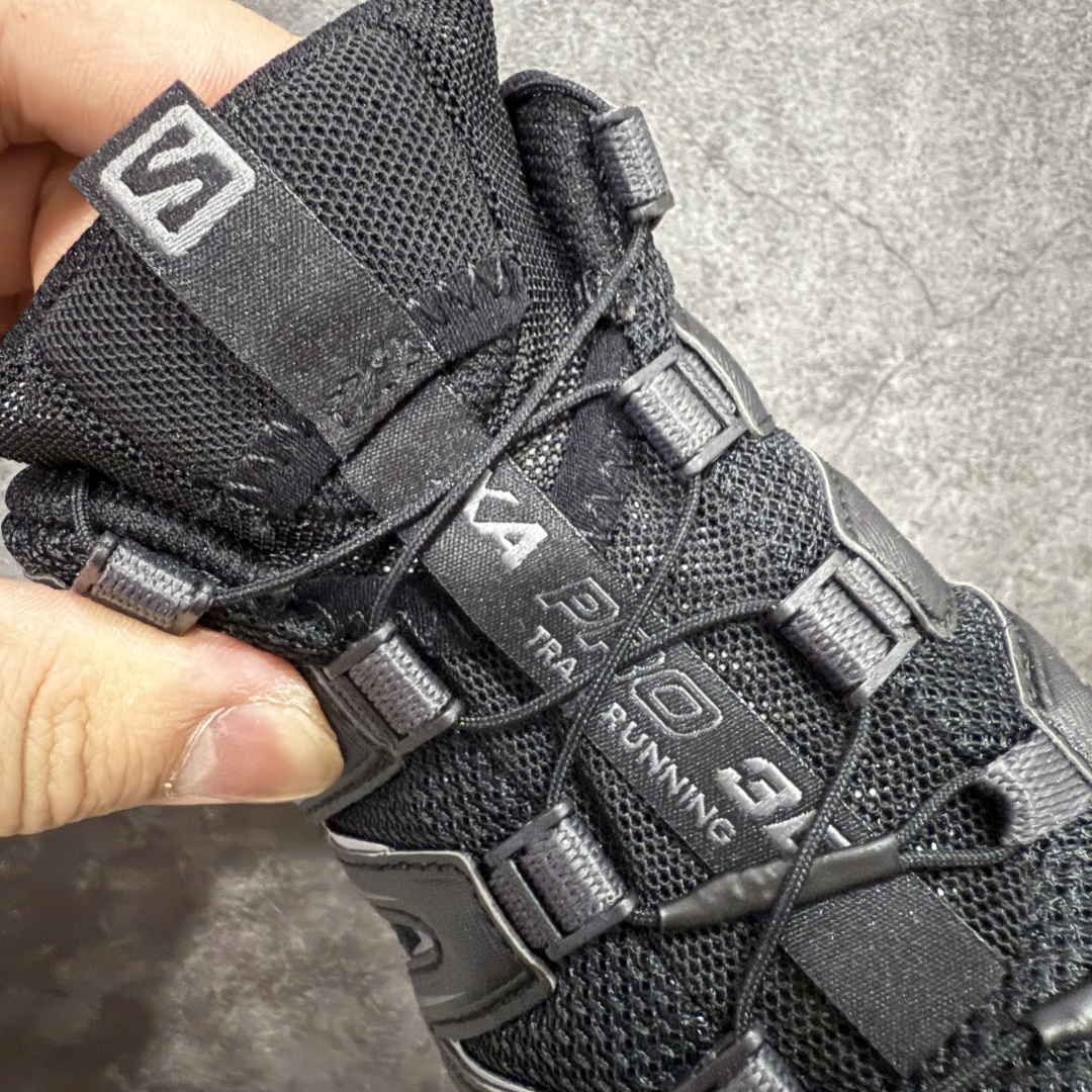 图片[6]-【666版本】SALOMON 萨洛蒙 XA PRO 3D 户外运动 网布减震防滑透气 低帮跑步鞋 男女同款 纯黑色 416174 全新品质 巅峰之作 所有配色均购物原版拆解1：1开发 原材料打造 非市场公版便宜货 私模大底 清洁度比市场所有版本都高 全套原纸板楦头开发 原厂网布配套 确保原汁原味 完美呈现版型 原档数据独家私模五层组合大底 男女鞋同步官方开发至46 原装Ortholite轻量化鞋垫 中底布带钢印编号 原厂TPU锁扣 进口港宝加持 后跟自然饱满 还原公司包裹性 鞋面采用SENSIFT贴合技术 全方位贴合包裹脚型 鞋跟部鞋底牵引设计 提供强大的抓地性能 更适应野外崎岖不平的道路 其3D ADVANCED CHASSIS底盘 材料轻量大化 钉齿设计更具稳定性 防护性 鞋底易磨损区运用CONTAGRIP高耐磨材料 应对城市硬质路面长距离跑考验 尺码：36 36.5 37.5 38 38.5 39 40 40.5 41 42 42.5 43 44 45 46-选品中心