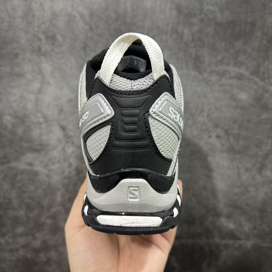 图片[4]-【666版本】SALOMON 萨洛蒙 XA PRO 3D 户外运动 网布减震防滑透气 低帮跑步鞋 男女同款 合金黑 474781（官方老版） 全新品质 巅峰之作 所有配色均购物原版拆解1：1开发 原材料打造 非市场公版便宜货 私模大底 清洁度比市场所有版本都高 全套原纸板楦头开发 原厂网布配套 确保原汁原味 完美呈现版型 原档数据独家私模五层组合大底 男女鞋同步官方开发至46 原装Ortholite轻量化鞋垫 中底布带钢印编号 原厂TPU锁扣 进口港宝加持 后跟自然饱满 还原公司包裹性 鞋面采用SENSIFT贴合技术 全方位贴合包裹脚型 鞋跟部鞋底牵引设计 提供强大的抓地性能 更适应野外崎岖不平的道路 其3D ADVANCED CHASSIS底盘 材料轻量大化 钉齿设计更具稳定性 防护性 鞋底易磨损区运用CONTAGRIP高耐磨材料 应对城市硬质路面长距离跑考验 尺码：36 36.5 37.5 38 38.5 39 40 40.5 41 42 42.5 43 44 45 46-选品中心