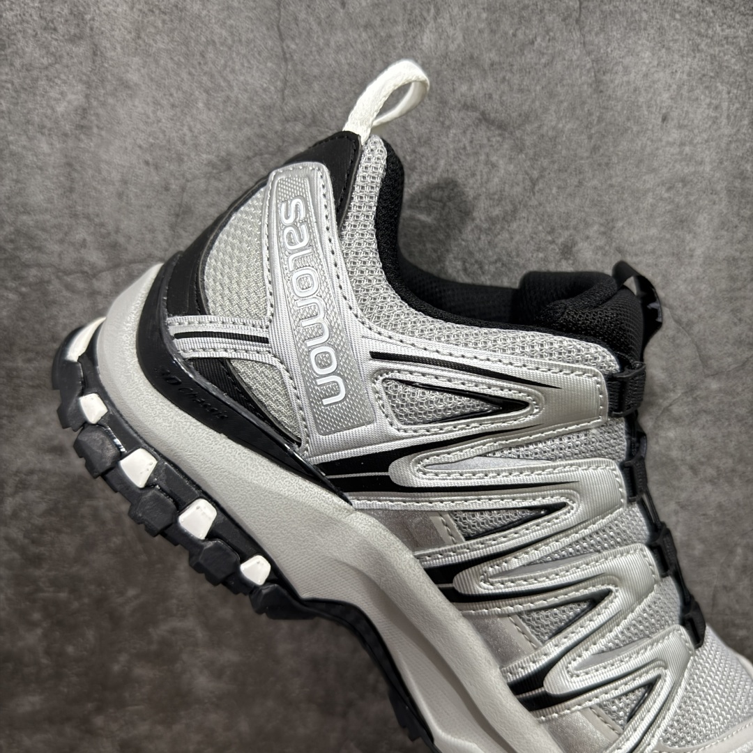 图片[7]-【666版本】SALOMON 萨洛蒙 XA PRO 3D 户外运动 网布减震防滑透气 低帮跑步鞋 男女同款 合金黑 474781（官方老版） 全新品质 巅峰之作 所有配色均购物原版拆解1：1开发 原材料打造 非市场公版便宜货 私模大底 清洁度比市场所有版本都高 全套原纸板楦头开发 原厂网布配套 确保原汁原味 完美呈现版型 原档数据独家私模五层组合大底 男女鞋同步官方开发至46 原装Ortholite轻量化鞋垫 中底布带钢印编号 原厂TPU锁扣 进口港宝加持 后跟自然饱满 还原公司包裹性 鞋面采用SENSIFT贴合技术 全方位贴合包裹脚型 鞋跟部鞋底牵引设计 提供强大的抓地性能 更适应野外崎岖不平的道路 其3D ADVANCED CHASSIS底盘 材料轻量大化 钉齿设计更具稳定性 防护性 鞋底易磨损区运用CONTAGRIP高耐磨材料 应对城市硬质路面长距离跑考验 尺码：36 36.5 37.5 38 38.5 39 40 40.5 41 42 42.5 43 44 45 46-选品中心