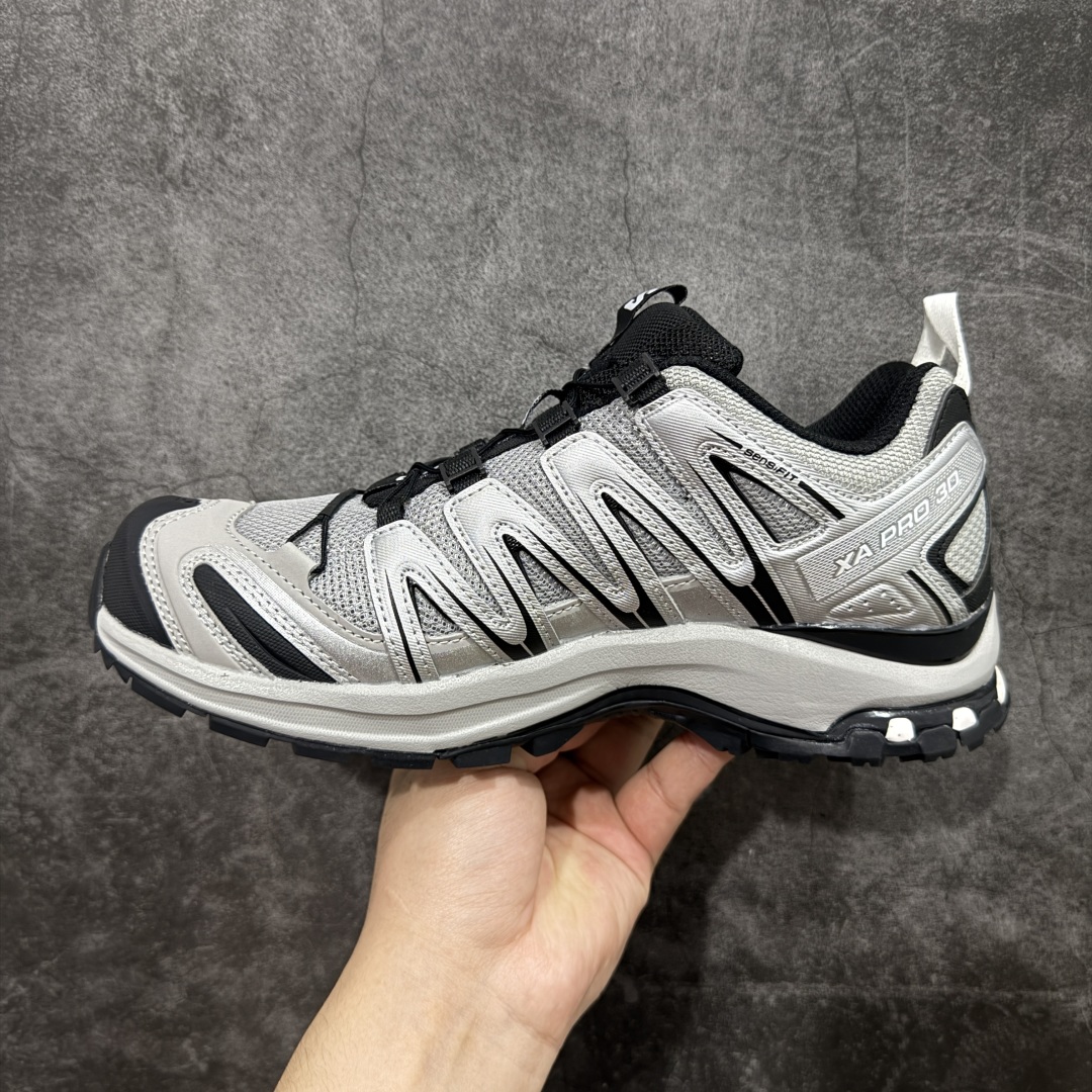 图片[2]-【666版本】SALOMON 萨洛蒙 XA PRO 3D 户外运动 网布减震防滑透气 低帮跑步鞋 男女同款 合金黑 474781（官方老版） 全新品质 巅峰之作 所有配色均购物原版拆解1：1开发 原材料打造 非市场公版便宜货 私模大底 清洁度比市场所有版本都高 全套原纸板楦头开发 原厂网布配套 确保原汁原味 完美呈现版型 原档数据独家私模五层组合大底 男女鞋同步官方开发至46 原装Ortholite轻量化鞋垫 中底布带钢印编号 原厂TPU锁扣 进口港宝加持 后跟自然饱满 还原公司包裹性 鞋面采用SENSIFT贴合技术 全方位贴合包裹脚型 鞋跟部鞋底牵引设计 提供强大的抓地性能 更适应野外崎岖不平的道路 其3D ADVANCED CHASSIS底盘 材料轻量大化 钉齿设计更具稳定性 防护性 鞋底易磨损区运用CONTAGRIP高耐磨材料 应对城市硬质路面长距离跑考验 尺码：36 36.5 37.5 38 38.5 39 40 40.5 41 42 42.5 43 44 45 46-选品中心