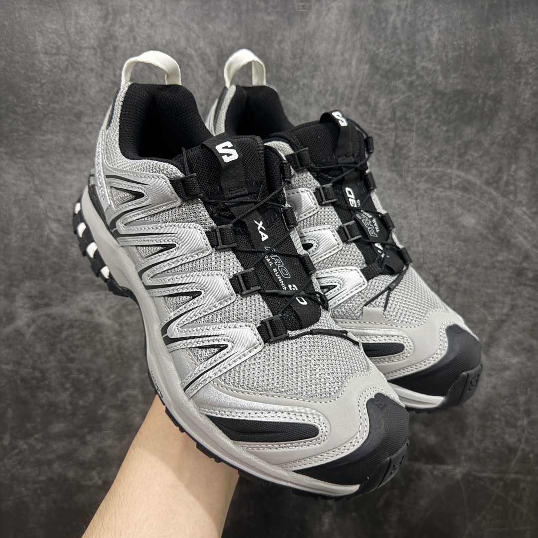 【666版本】SALOMON 萨洛蒙 XA PRO 3D 户外运动 网布减震防滑透气 低帮跑步鞋 男女同款 合金黑 474781(官方老版) 全新品质 巅峰之作 所有配色均购物原版拆解1:1开发 原材料打造 非市场公版便宜货 私模大底 清洁度比市场所有版本都高 全套原纸板楦头开发 原厂网布配套 确保原汁原味 完美呈现版型 原档数据独家私模五层组合大底 男女鞋同步官方开发至46 原装Ortholite轻量化鞋垫 中底布带钢印编号 原厂TPU锁扣 进口港宝加持 后跟自然饱满 还原公司包裹性 鞋面采用SENSIFT贴合技术 全方位贴合包裹脚型 鞋跟部鞋底牵引设计 提供强大的抓地性能 更适应野外崎岖不平的道路 其3D ADVANCED CHASSIS底盘 材料轻量大化 钉齿设计更具稳定性 防护性 鞋底易磨损区运用CONTAGRIP高耐磨材料 应对城市硬质路面长距离跑考验 尺码:36 36.5 37.5 38 38.5 39 40 40.5 41 42 42.5 43 44 45 46-选品中心