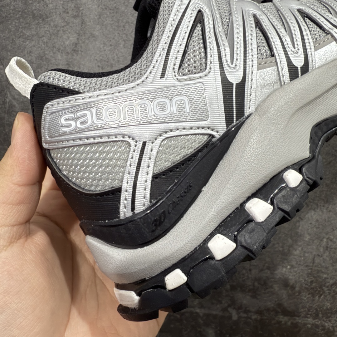 图片[3]-【666版本】SALOMON 萨洛蒙 XA PRO 3D 户外运动 网布减震防滑透气 低帮跑步鞋 男女同款 合金黑 474781（官方老版） 全新品质 巅峰之作 所有配色均购物原版拆解1：1开发 原材料打造 非市场公版便宜货 私模大底 清洁度比市场所有版本都高 全套原纸板楦头开发 原厂网布配套 确保原汁原味 完美呈现版型 原档数据独家私模五层组合大底 男女鞋同步官方开发至46 原装Ortholite轻量化鞋垫 中底布带钢印编号 原厂TPU锁扣 进口港宝加持 后跟自然饱满 还原公司包裹性 鞋面采用SENSIFT贴合技术 全方位贴合包裹脚型 鞋跟部鞋底牵引设计 提供强大的抓地性能 更适应野外崎岖不平的道路 其3D ADVANCED CHASSIS底盘 材料轻量大化 钉齿设计更具稳定性 防护性 鞋底易磨损区运用CONTAGRIP高耐磨材料 应对城市硬质路面长距离跑考验 尺码：36 36.5 37.5 38 38.5 39 40 40.5 41 42 42.5 43 44 45 46-选品中心