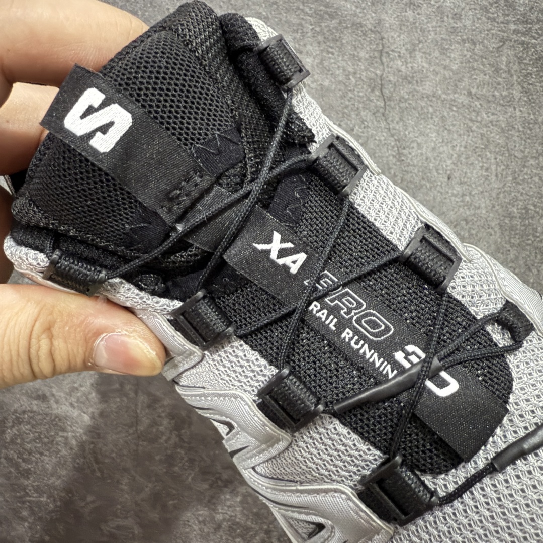 图片[6]-【666版本】SALOMON 萨洛蒙 XA PRO 3D 户外运动 网布减震防滑透气 低帮跑步鞋 男女同款 合金黑 474781（官方老版） 全新品质 巅峰之作 所有配色均购物原版拆解1：1开发 原材料打造 非市场公版便宜货 私模大底 清洁度比市场所有版本都高 全套原纸板楦头开发 原厂网布配套 确保原汁原味 完美呈现版型 原档数据独家私模五层组合大底 男女鞋同步官方开发至46 原装Ortholite轻量化鞋垫 中底布带钢印编号 原厂TPU锁扣 进口港宝加持 后跟自然饱满 还原公司包裹性 鞋面采用SENSIFT贴合技术 全方位贴合包裹脚型 鞋跟部鞋底牵引设计 提供强大的抓地性能 更适应野外崎岖不平的道路 其3D ADVANCED CHASSIS底盘 材料轻量大化 钉齿设计更具稳定性 防护性 鞋底易磨损区运用CONTAGRIP高耐磨材料 应对城市硬质路面长距离跑考验 尺码：36 36.5 37.5 38 38.5 39 40 40.5 41 42 42.5 43 44 45 46-选品中心