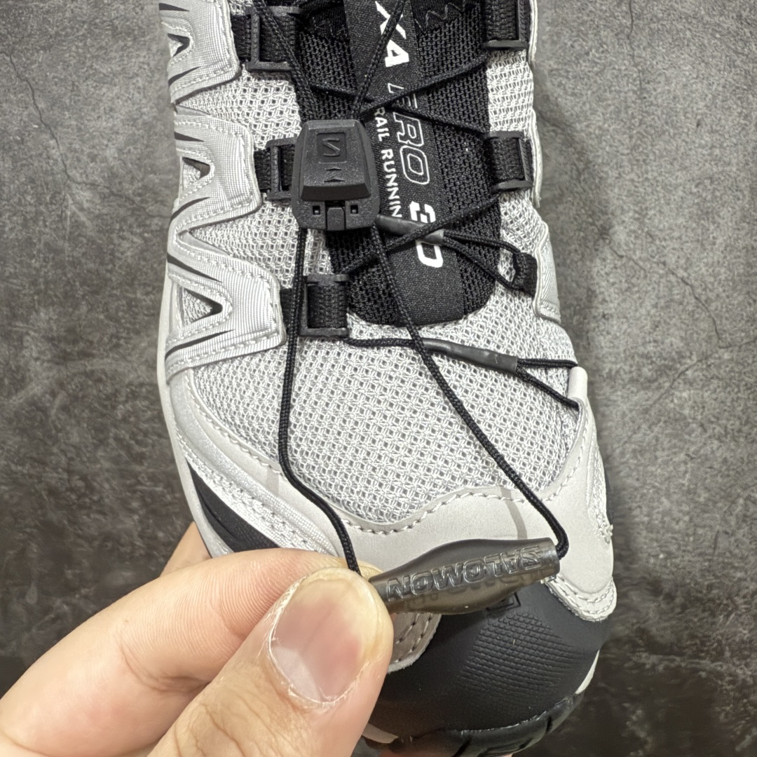 图片[8]-【666版本】SALOMON 萨洛蒙 XA PRO 3D 户外运动 网布减震防滑透气 低帮跑步鞋 男女同款 合金黑 474781（官方老版） 全新品质 巅峰之作 所有配色均购物原版拆解1：1开发 原材料打造 非市场公版便宜货 私模大底 清洁度比市场所有版本都高 全套原纸板楦头开发 原厂网布配套 确保原汁原味 完美呈现版型 原档数据独家私模五层组合大底 男女鞋同步官方开发至46 原装Ortholite轻量化鞋垫 中底布带钢印编号 原厂TPU锁扣 进口港宝加持 后跟自然饱满 还原公司包裹性 鞋面采用SENSIFT贴合技术 全方位贴合包裹脚型 鞋跟部鞋底牵引设计 提供强大的抓地性能 更适应野外崎岖不平的道路 其3D ADVANCED CHASSIS底盘 材料轻量大化 钉齿设计更具稳定性 防护性 鞋底易磨损区运用CONTAGRIP高耐磨材料 应对城市硬质路面长距离跑考验 尺码：36 36.5 37.5 38 38.5 39 40 40.5 41 42 42.5 43 44 45 46-选品中心