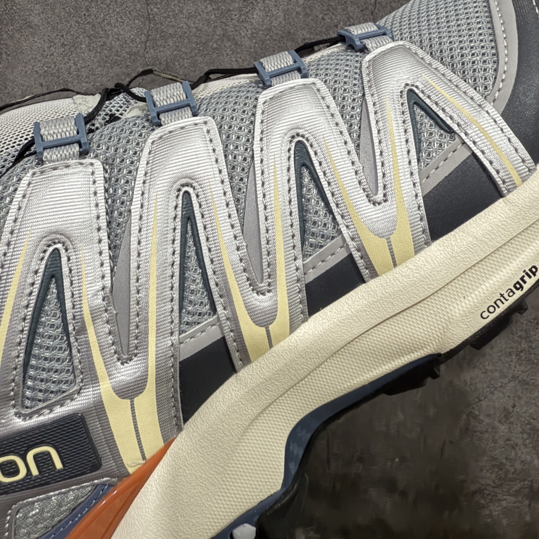 图片[4]-【666版本】SALOMON 萨洛蒙 XA PRO 3D 户外运动 网布减震防滑透气 低帮跑步鞋 男女同款 沙场灰 472456 全新品质 巅峰之作 所有配色均购物原版拆解1：1开发 原材料打造 非市场公版便宜货 私模大底 清洁度比市场所有版本都高 全套原纸板楦头开发 原厂网布配套 确保原汁原味 完美呈现版型 原档数据独家私模五层组合大底 男女鞋同步官方开发至46 原装Ortholite轻量化鞋垫 中底布带钢印编号 原厂TPU锁扣 进口港宝加持 后跟自然饱满 还原公司包裹性 鞋面采用SENSIFT贴合技术 全方位贴合包裹脚型 鞋跟部鞋底牵引设计 提供强大的抓地性能 更适应野外崎岖不平的道路 其3D ADVANCED CHASSIS底盘 材料轻量大化 钉齿设计更具稳定性 防护性 鞋底易磨损区运用CONTAGRIP高耐磨材料 应对城市硬质路面长距离跑考验 尺码：36 36.5 37.5 38 38.5 39 40 40.5 41 42 42.5 43 44 45 46-选品中心