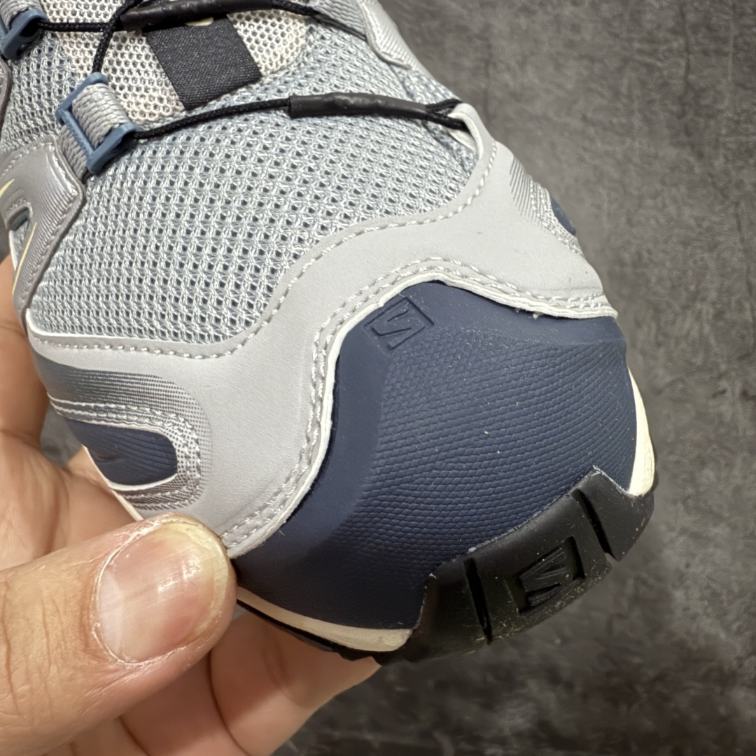 图片[5]-【666版本】SALOMON 萨洛蒙 XA PRO 3D 户外运动 网布减震防滑透气 低帮跑步鞋 男女同款 沙场灰 472456 全新品质 巅峰之作 所有配色均购物原版拆解1：1开发 原材料打造 非市场公版便宜货 私模大底 清洁度比市场所有版本都高 全套原纸板楦头开发 原厂网布配套 确保原汁原味 完美呈现版型 原档数据独家私模五层组合大底 男女鞋同步官方开发至46 原装Ortholite轻量化鞋垫 中底布带钢印编号 原厂TPU锁扣 进口港宝加持 后跟自然饱满 还原公司包裹性 鞋面采用SENSIFT贴合技术 全方位贴合包裹脚型 鞋跟部鞋底牵引设计 提供强大的抓地性能 更适应野外崎岖不平的道路 其3D ADVANCED CHASSIS底盘 材料轻量大化 钉齿设计更具稳定性 防护性 鞋底易磨损区运用CONTAGRIP高耐磨材料 应对城市硬质路面长距离跑考验 尺码：36 36.5 37.5 38 38.5 39 40 40.5 41 42 42.5 43 44 45 46-选品中心