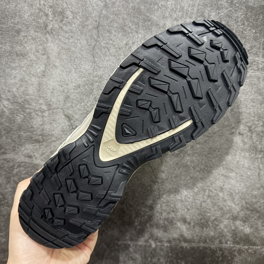 图片[9]-【666版本】SALOMON 萨洛蒙 XA PRO 3D 户外运动 网布减震防滑透气 低帮跑步鞋 男女同款 米灰色绿色 477735 全新品质 巅峰之作 所有配色均购物原版拆解1：1开发 原材料打造 非市场公版便宜货 私模大底 清洁度比市场所有版本都高 全套原纸板楦头开发 原厂网布配套 确保原汁原味 完美呈现版型 原档数据独家私模五层组合大底 男女鞋同步官方开发至46 原装Ortholite轻量化鞋垫 中底布带钢印编号 原厂TPU锁扣 进口港宝加持 后跟自然饱满 还原公司包裹性 鞋面采用SENSIFT贴合技术 全方位贴合包裹脚型 鞋跟部鞋底牵引设计 提供强大的抓地性能 更适应野外崎岖不平的道路 其3D ADVANCED CHASSIS底盘 材料轻量大化 钉齿设计更具稳定性 防护性 鞋底易磨损区运用CONTAGRIP高耐磨材料 应对城市硬质路面长距离跑考验 尺码：36 36.5 37.5 38 38.5 39 40 40.5 41 42 42.5 43 44 45 46-选品中心