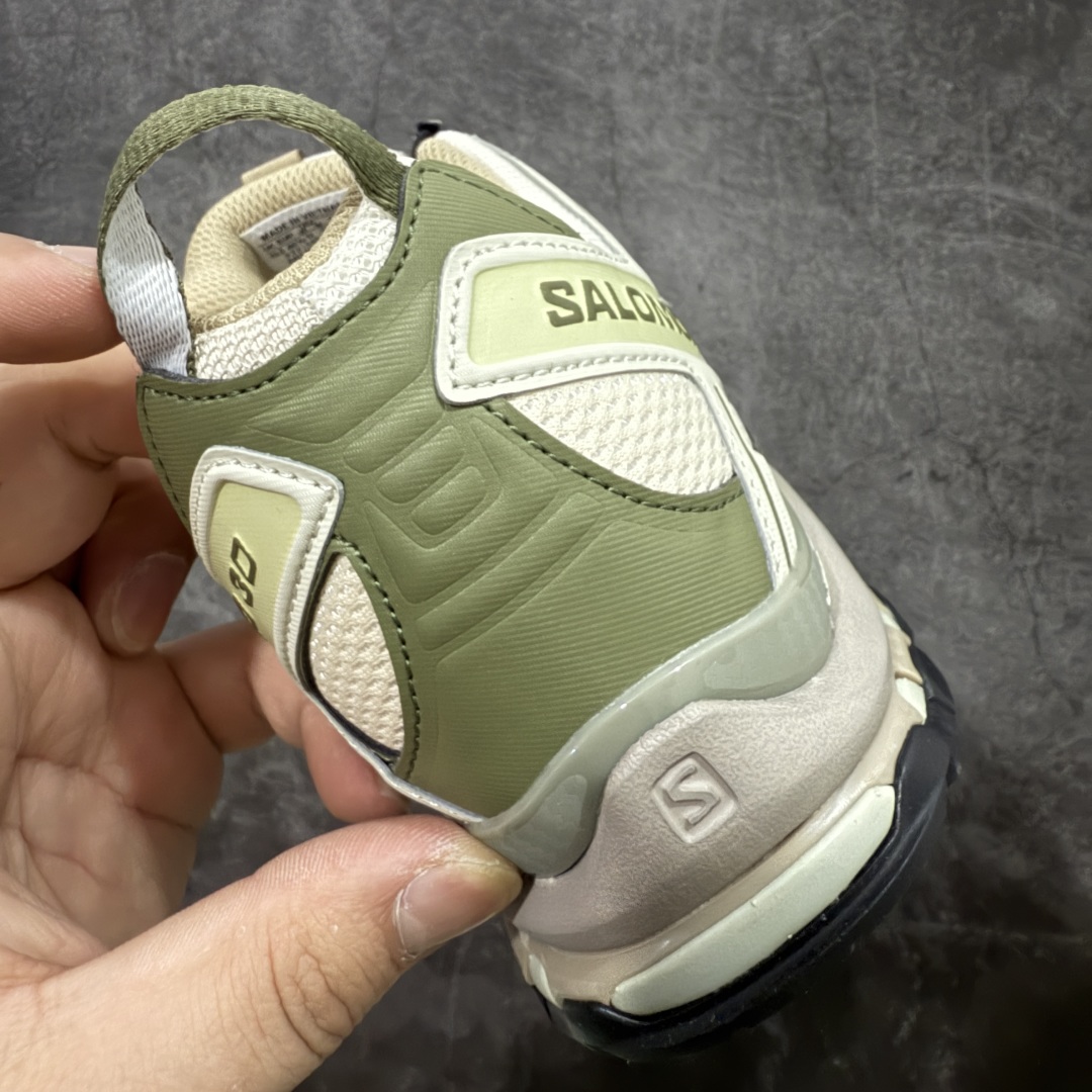 图片[2]-【666版本】SALOMON 萨洛蒙 XA PRO 3D 户外运动 网布减震防滑透气 低帮跑步鞋 男女同款 米灰色绿色 477735 全新品质 巅峰之作 所有配色均购物原版拆解1：1开发 原材料打造 非市场公版便宜货 私模大底 清洁度比市场所有版本都高 全套原纸板楦头开发 原厂网布配套 确保原汁原味 完美呈现版型 原档数据独家私模五层组合大底 男女鞋同步官方开发至46 原装Ortholite轻量化鞋垫 中底布带钢印编号 原厂TPU锁扣 进口港宝加持 后跟自然饱满 还原公司包裹性 鞋面采用SENSIFT贴合技术 全方位贴合包裹脚型 鞋跟部鞋底牵引设计 提供强大的抓地性能 更适应野外崎岖不平的道路 其3D ADVANCED CHASSIS底盘 材料轻量大化 钉齿设计更具稳定性 防护性 鞋底易磨损区运用CONTAGRIP高耐磨材料 应对城市硬质路面长距离跑考验 尺码：36 36.5 37.5 38 38.5 39 40 40.5 41 42 42.5 43 44 45 46-选品中心
