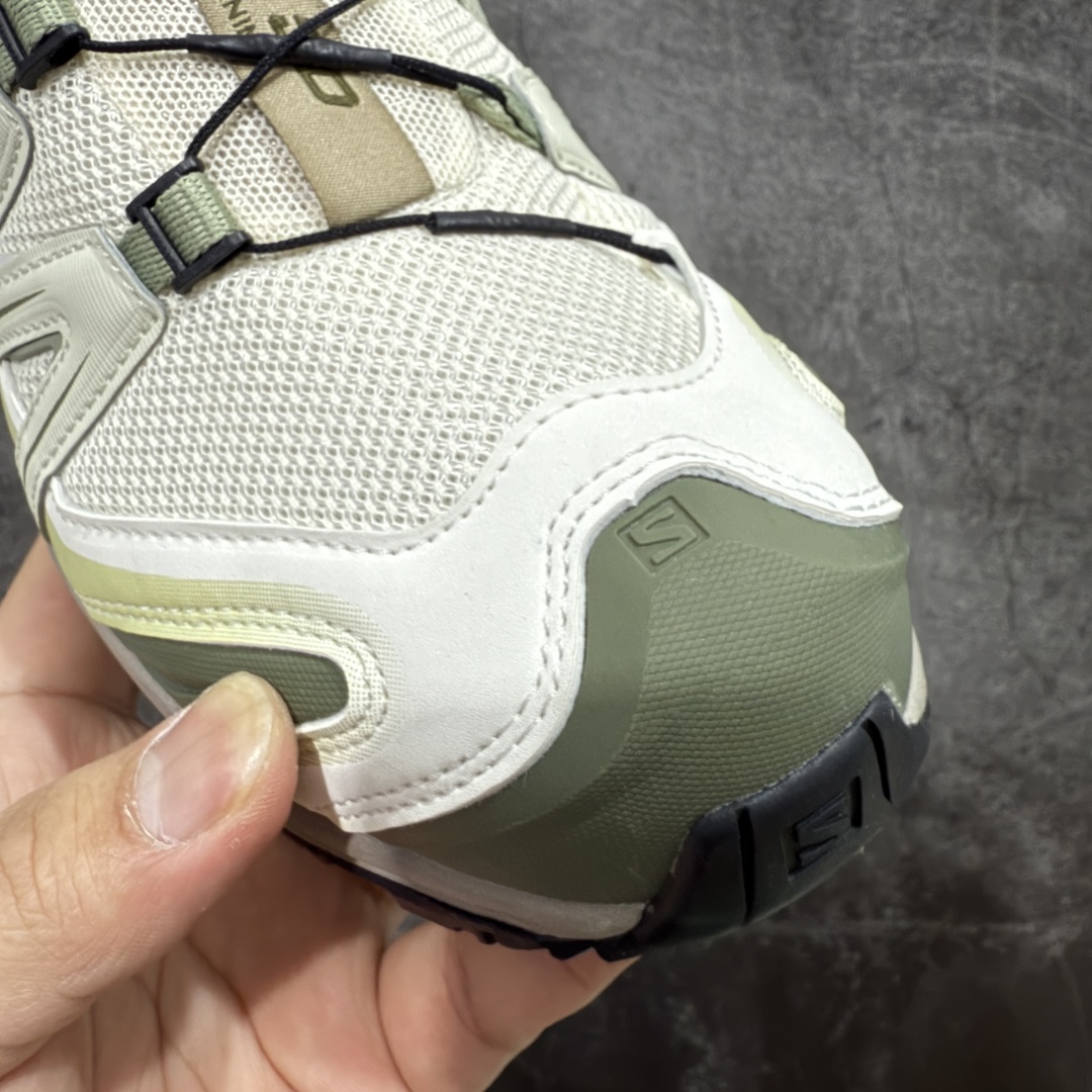 图片[5]-【666版本】SALOMON 萨洛蒙 XA PRO 3D 户外运动 网布减震防滑透气 低帮跑步鞋 男女同款 米灰色绿色 477735 全新品质 巅峰之作 所有配色均购物原版拆解1：1开发 原材料打造 非市场公版便宜货 私模大底 清洁度比市场所有版本都高 全套原纸板楦头开发 原厂网布配套 确保原汁原味 完美呈现版型 原档数据独家私模五层组合大底 男女鞋同步官方开发至46 原装Ortholite轻量化鞋垫 中底布带钢印编号 原厂TPU锁扣 进口港宝加持 后跟自然饱满 还原公司包裹性 鞋面采用SENSIFT贴合技术 全方位贴合包裹脚型 鞋跟部鞋底牵引设计 提供强大的抓地性能 更适应野外崎岖不平的道路 其3D ADVANCED CHASSIS底盘 材料轻量大化 钉齿设计更具稳定性 防护性 鞋底易磨损区运用CONTAGRIP高耐磨材料 应对城市硬质路面长距离跑考验 尺码：36 36.5 37.5 38 38.5 39 40 40.5 41 42 42.5 43 44 45 46-选品中心